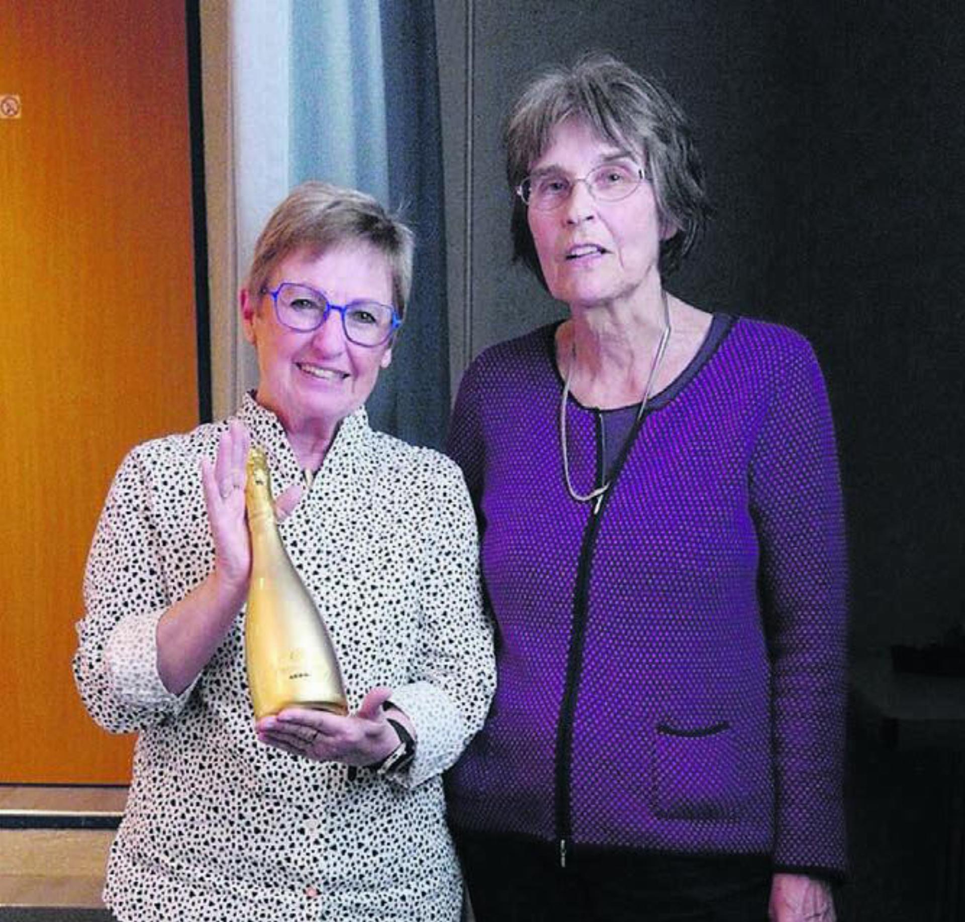 Vorstandsmitglied Eva Specht (rechts) gratulierte der Präsidentin, Margret Pfister, anlässlich des Jubiläums «10 Jahre Chorleitung». Bild: zg