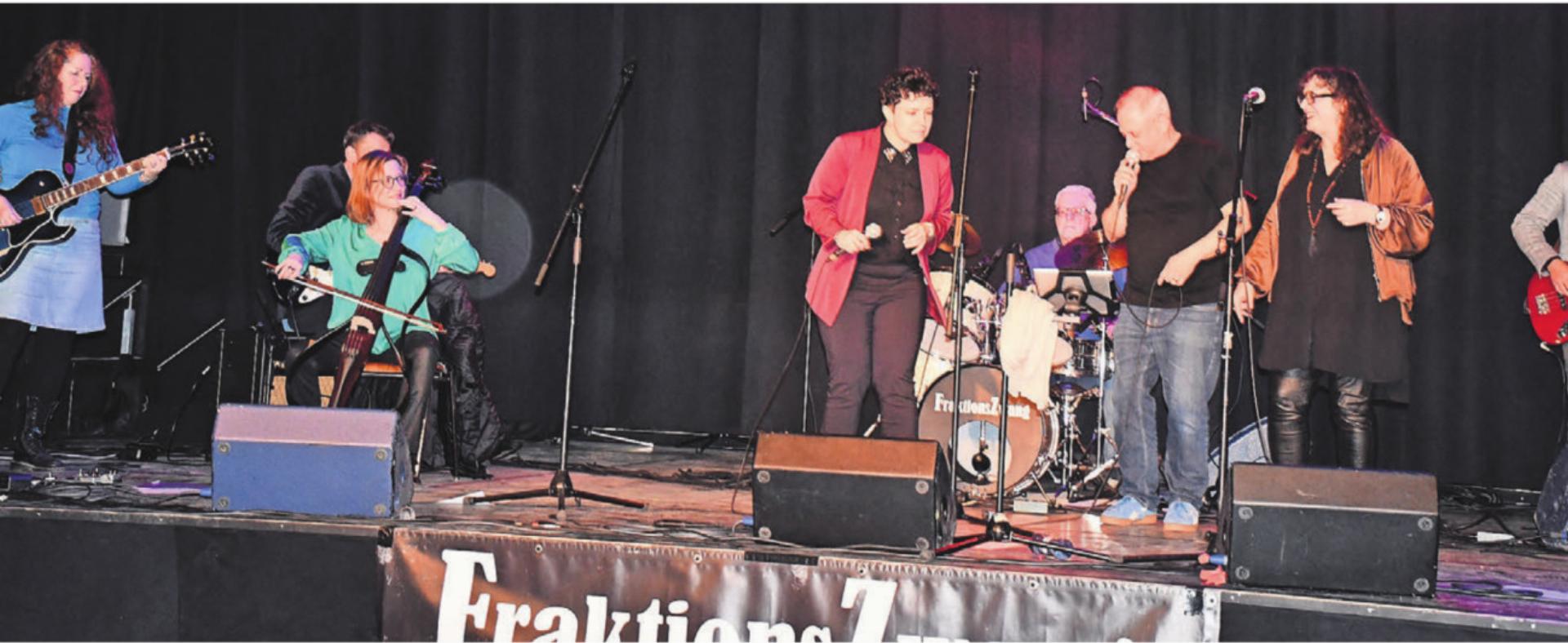 Diese Gelegenheit liess sich die Einwohnerratspräsidentin nicht nehmen: Julia Frischknecht als Gastsängerin der Band «Fraktions-Zwang». Am Cello Alt-Nationalratspräsidentin Christa Markwalder (links). Bilder: Daniel Marti / zg - Das Bild wird blockiert. – Möglicherweise durch einen aktiven Adblocker.