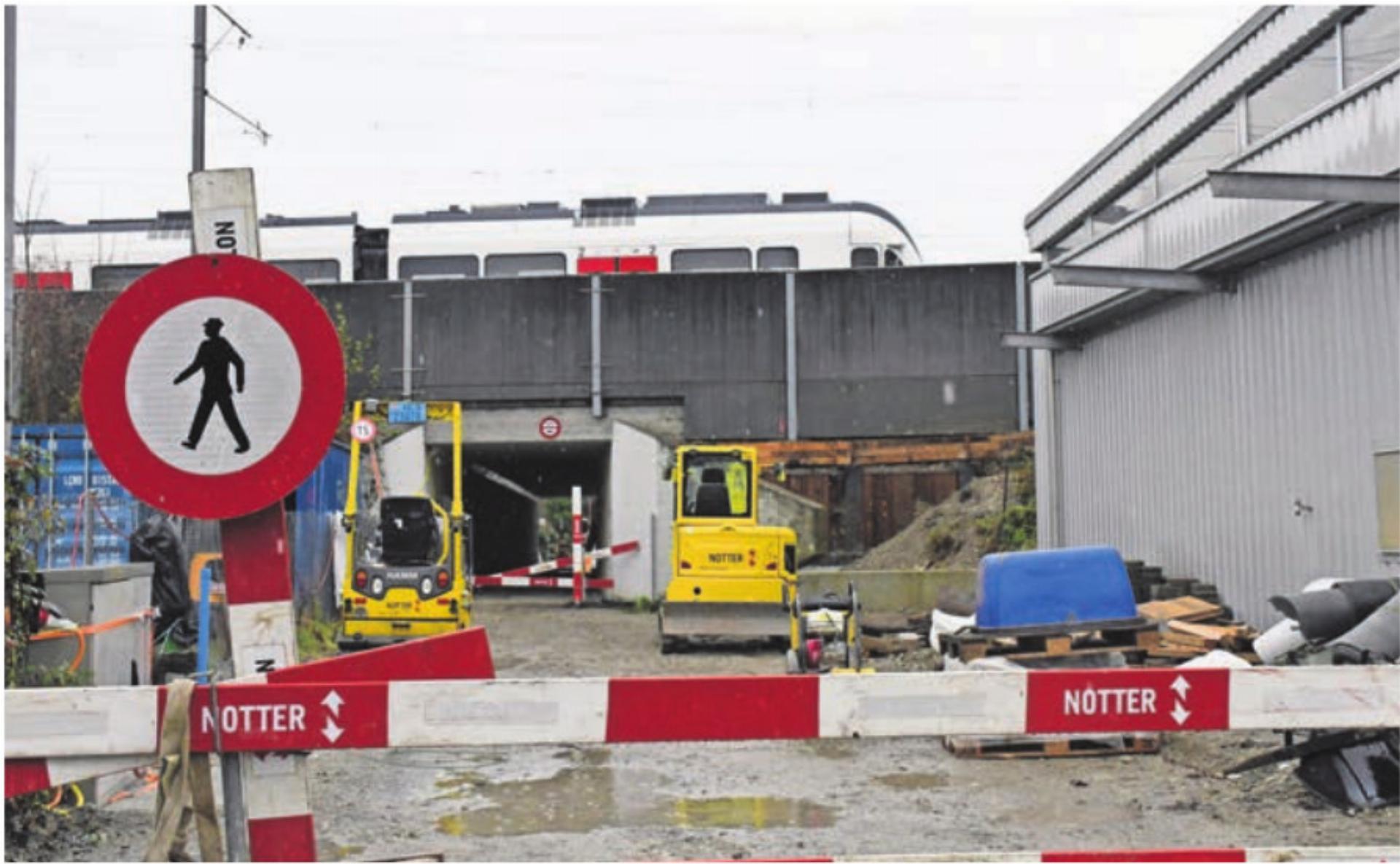 Mitte Februar sollte die Unterführung wieder offen sein, inzwischen ist Dezember, und noch immer kann die Stelle nicht passiert werden. Bild: dm - Das Bild wird blockiert. – Möglicherweise durch einen aktiven Adblocker.