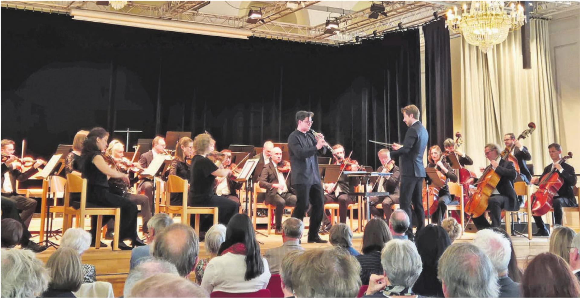 Oboist und Gewinner Fedor Osver während seiner Finaldarbietung – begleitet von argovia philharmonic. Bilder: sca/zg - Das Bild wird blockiert. – Möglicherweise durch einen aktiven Adblocker.