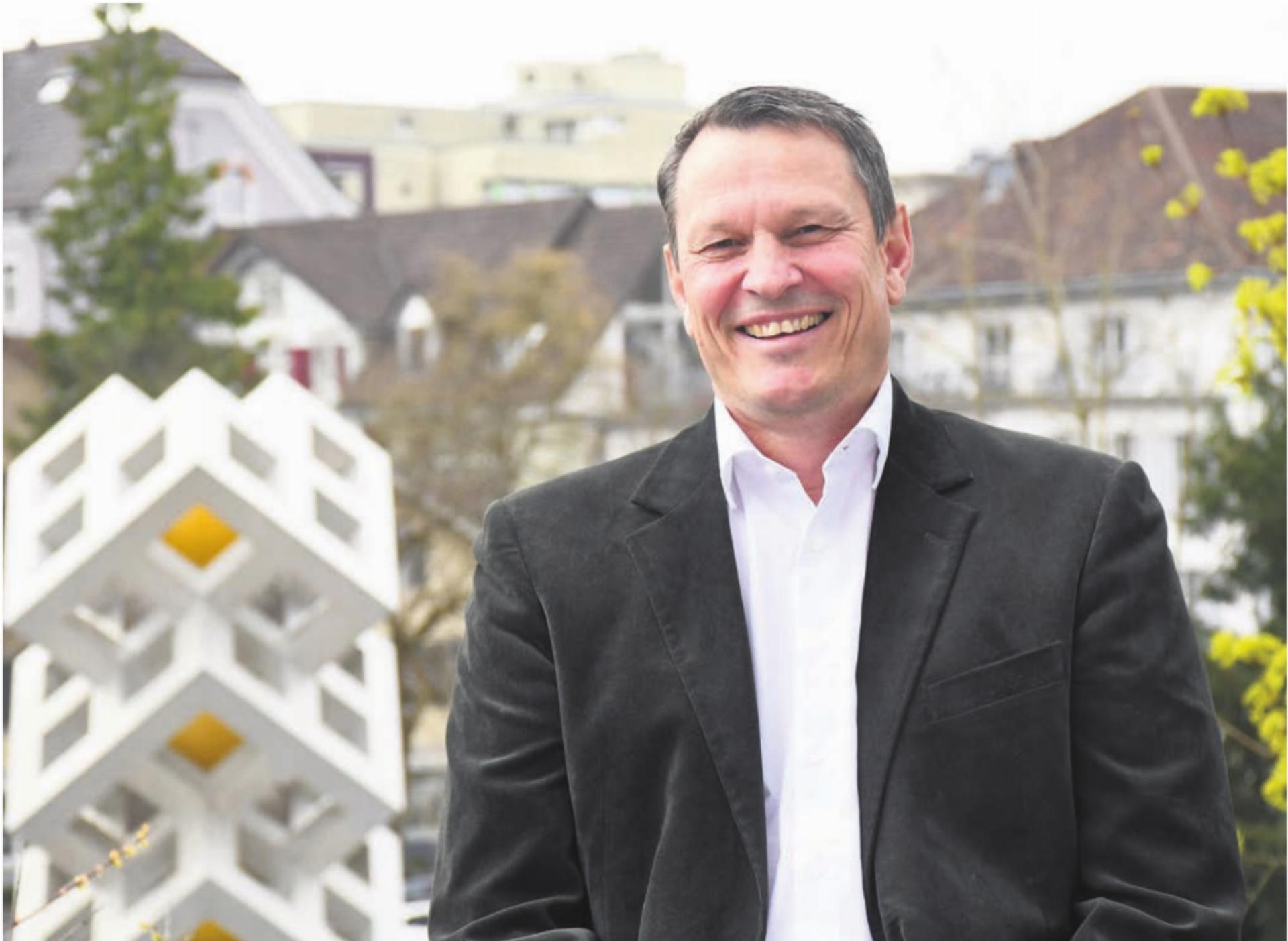 Vor dem frisch geputzten Wohler Wahrzeichen: Roland Vogt ist gut in seine erste Amtszeit als Gemeindeammann gestartet. Bild: dm - Das Bild wird blockiert. – Möglicherweise durch einen aktiven Adblocker.