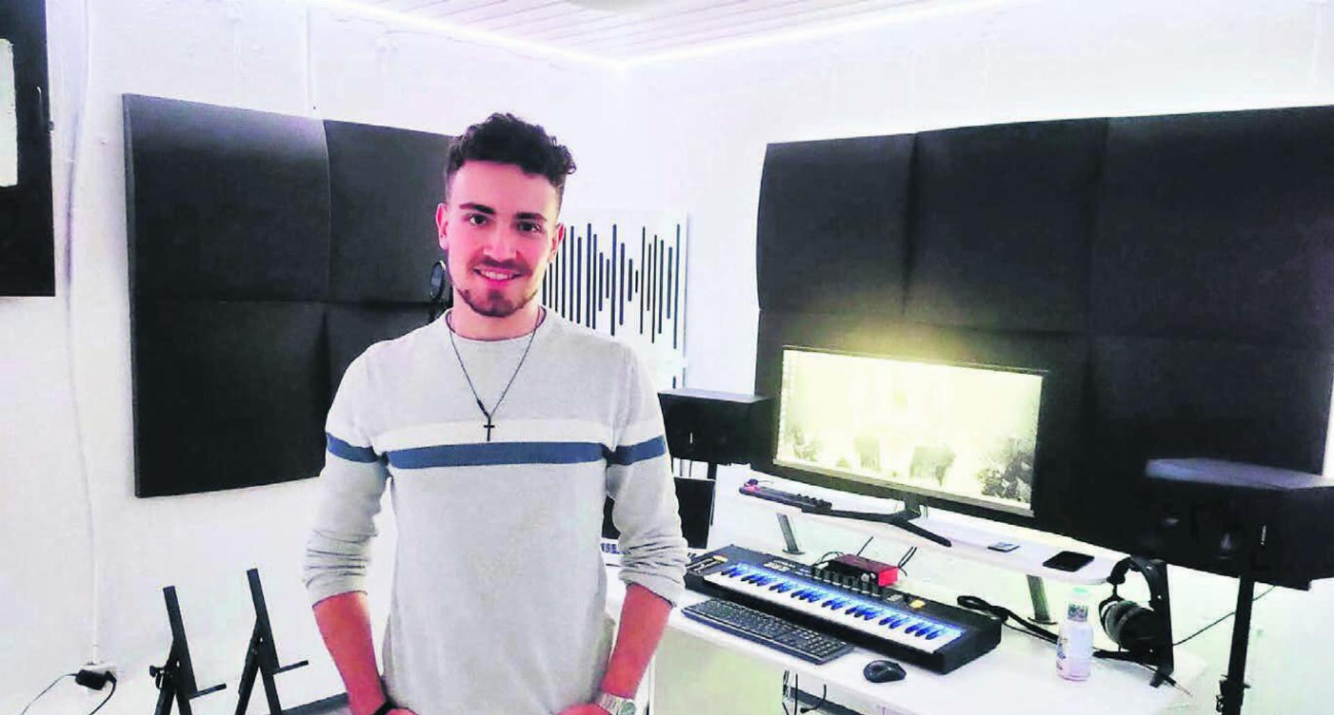 Jan Becker in seinem neuen Musikstudio in Bremgarten. Als DJ Simon Miles hat er sich dieses Jahr selbstständig gemacht und setzt voll auf Musik. Bild: Marco Huwyler
