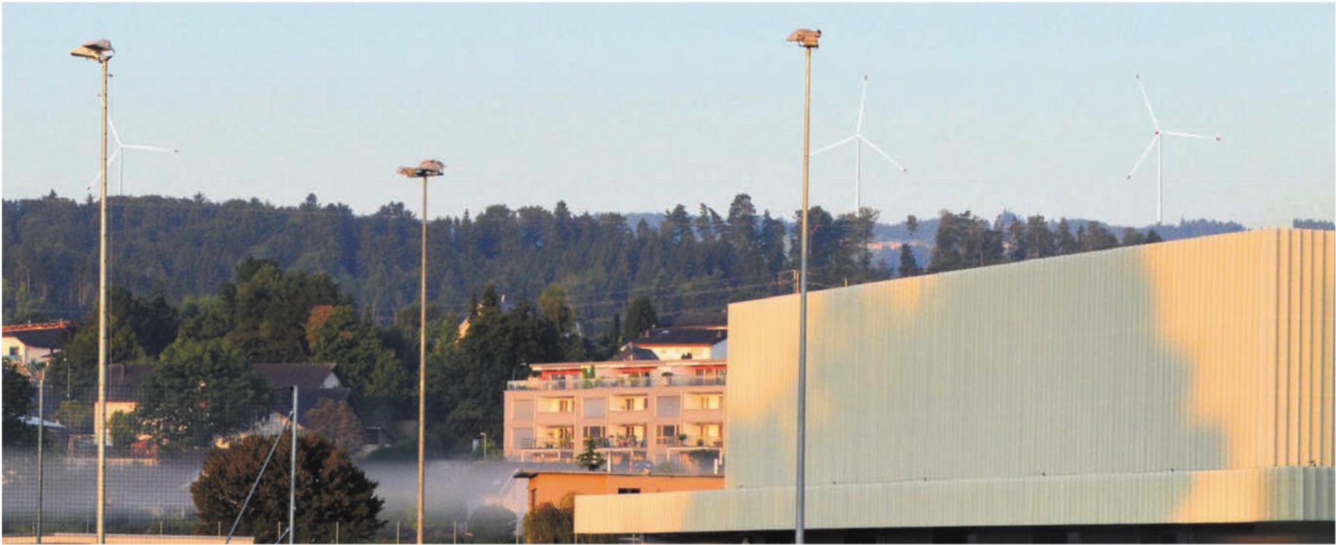 Gibt es ein Ja zur Teiländerung des Kulturlandplans und damit zum Windpark, sähe der Blick von Merenschwand auf den Lindenberg künftig so aus. Bilder: zg - Das Bild wird blockiert. – Möglicherweise durch einen aktiven Adblocker.