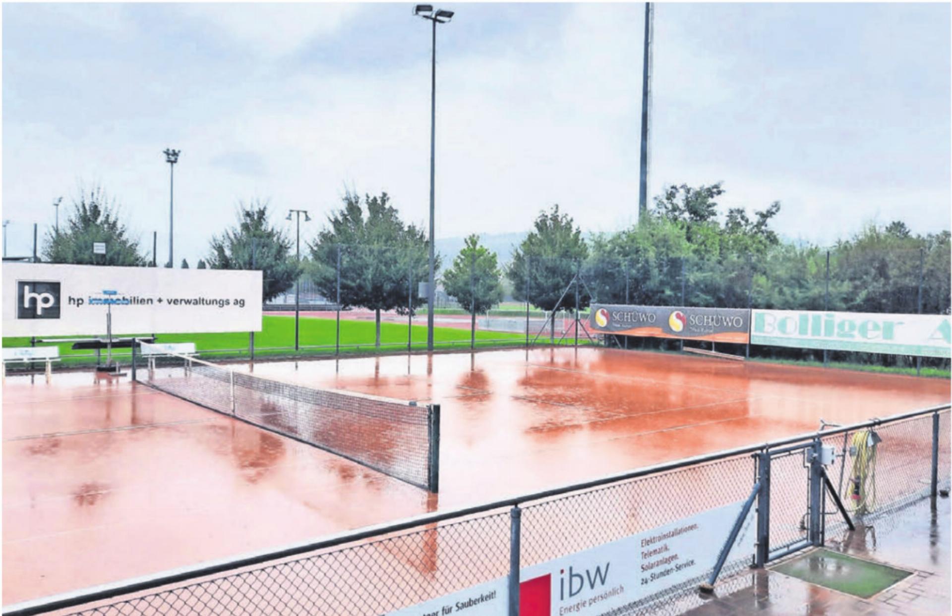 Der Tennisclub Wohlen Niedermatten ging am Montag mit seinem Wunsch nach der Sanierung von vier Plätzen baden. Und irgendwie will niemand daran schuld sein. Bild: Archiv - Das Bild wird blockiert. – Möglicherweise durch einen aktiven Adblocker.