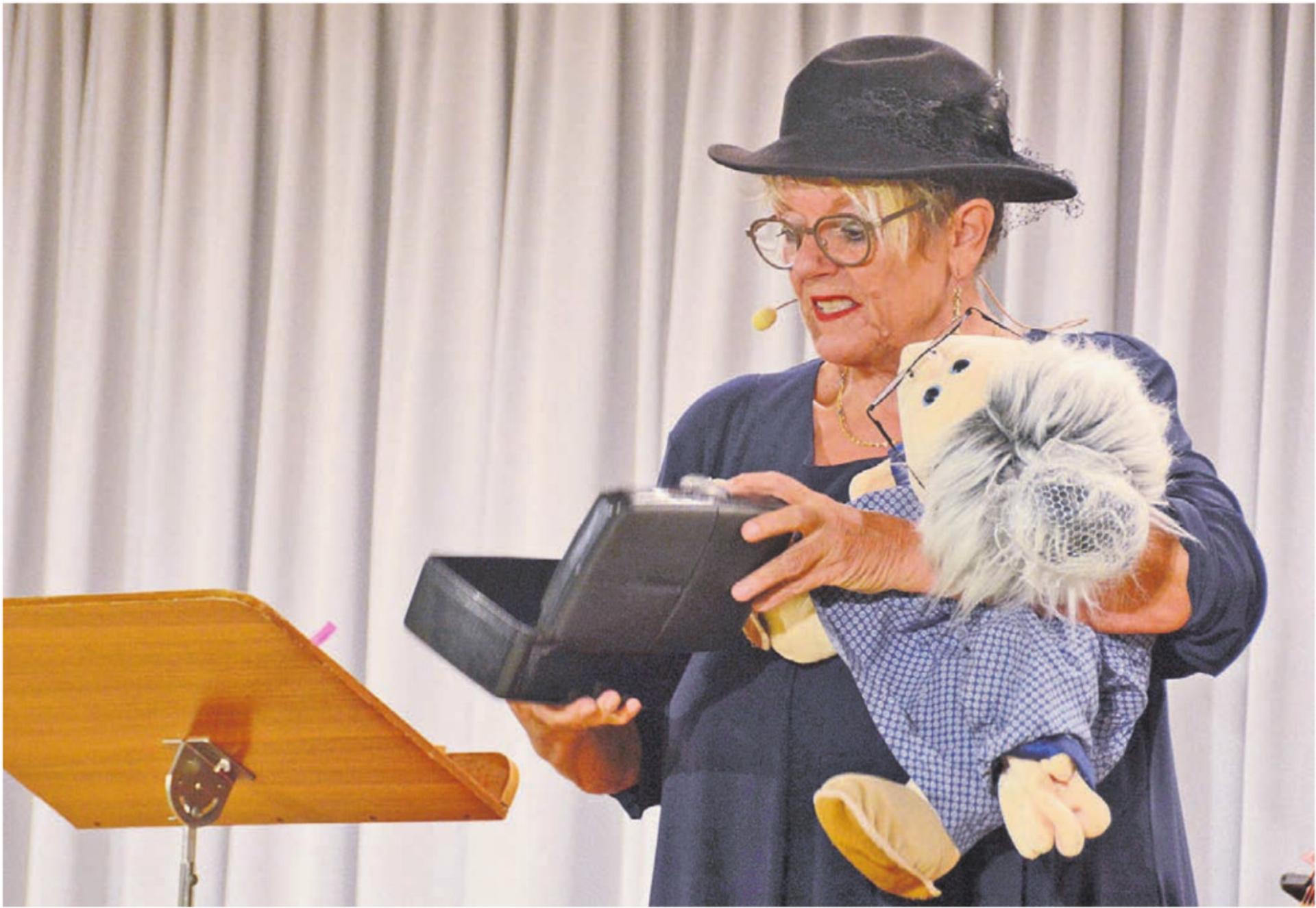 Normalerweise tritt Karin Simon mit einer Band auf, in Niederwil hatte sie nur ihre Puppe Babette dabei. Diese übernimmt immer wieder eine wichtige Rolle im Programm. Bilder: Chregi Hansen - Das Bild wird blockiert. – Möglicherweise durch einen aktiven Adblocker.