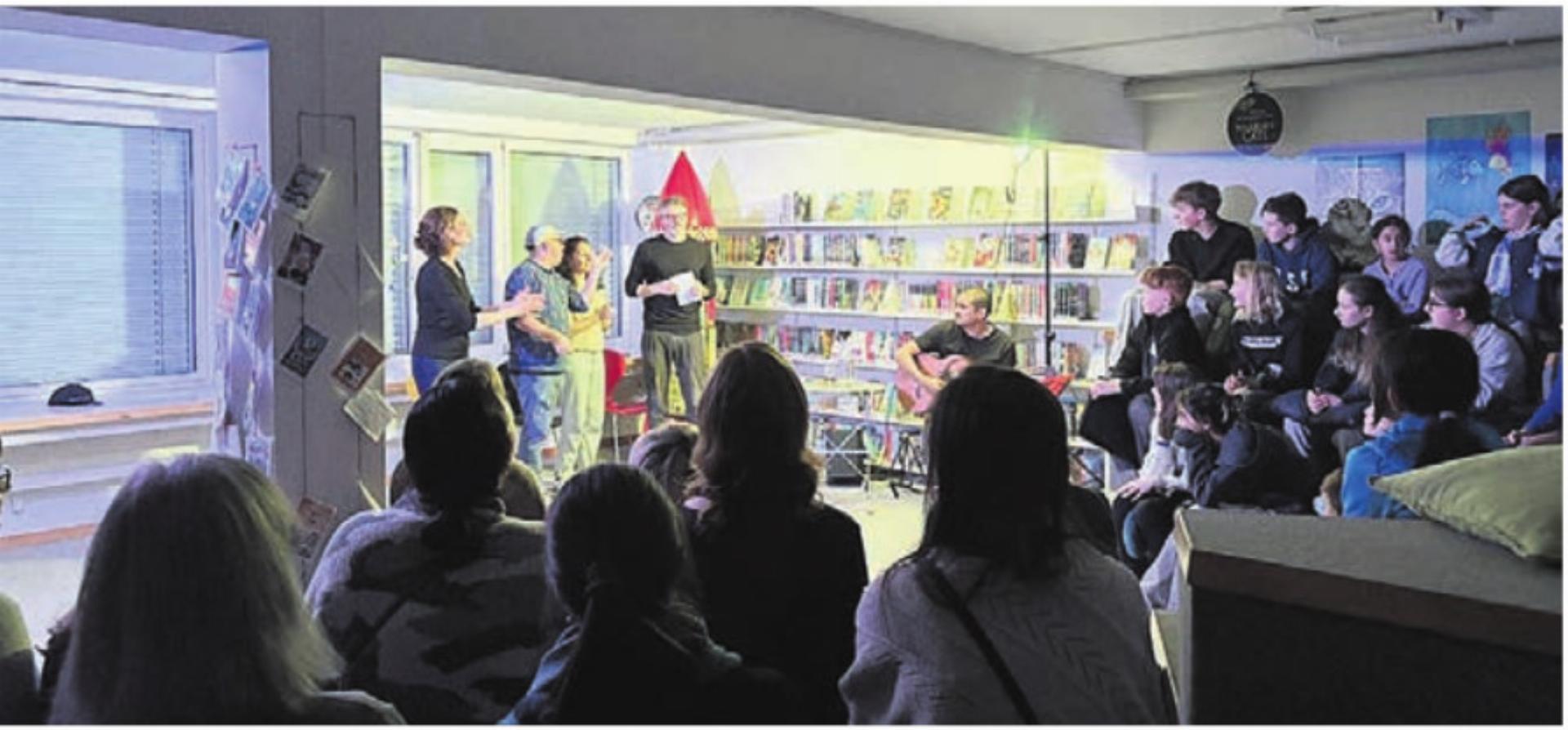 Tolle Stimmung beim Improvisationstheater in der Bibliothek. Bild: zg - Das Bild wird blockiert. – Möglicherweise durch einen aktiven Adblocker.