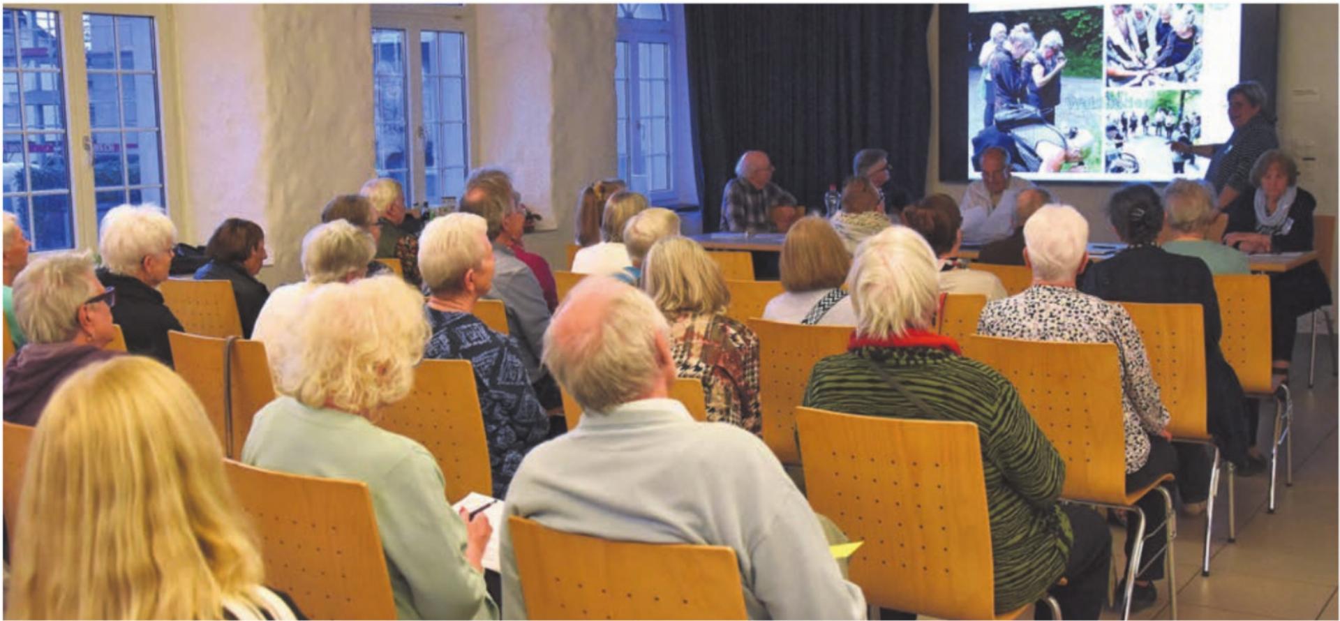 Die Mitglieder der KISS Reusstal-Mutschellen lauschten den Ausführungen der Geschäftsführerin Daniela Gamper (rechts stehend). Bild: zg - Das Bild wird blockiert. – Möglicherweise durch einen aktiven Adblocker.