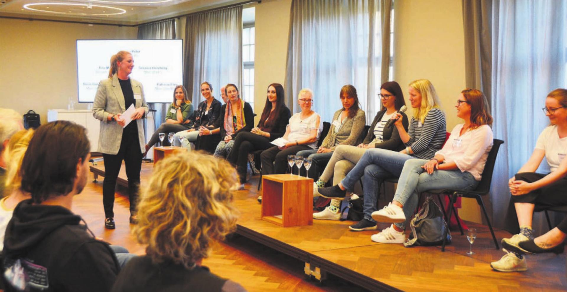 Allen 15 Podiumsteilnehmerinnen und Grossratskandidatinnen Platz einzuräumen – keine einfache Aufgabe für Moderatorin Celeste Blanc. Doch es gelang bestens. Bild: Annemarie Keusch