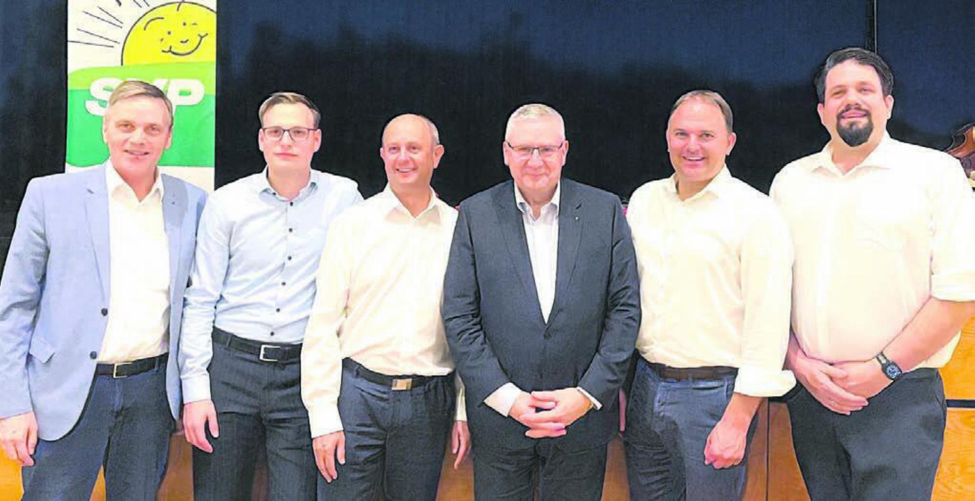 Bekannte SVP-Persönlichkeiten an der Maitagung in Bremgarten (von links): Regierungsrat Jean-Pierre Gallati, Yves Blülle, GL-Mitglied der SVP Aargau, Grossratspräsident Markus Gabriel, Nationalrat Andreas Glarner, Nationalrat Marcel Dettling, Präsident SVP Schweiz, sowie Claudio Müller, Präsident SVP Stadt und Bezirk Bremgarten.