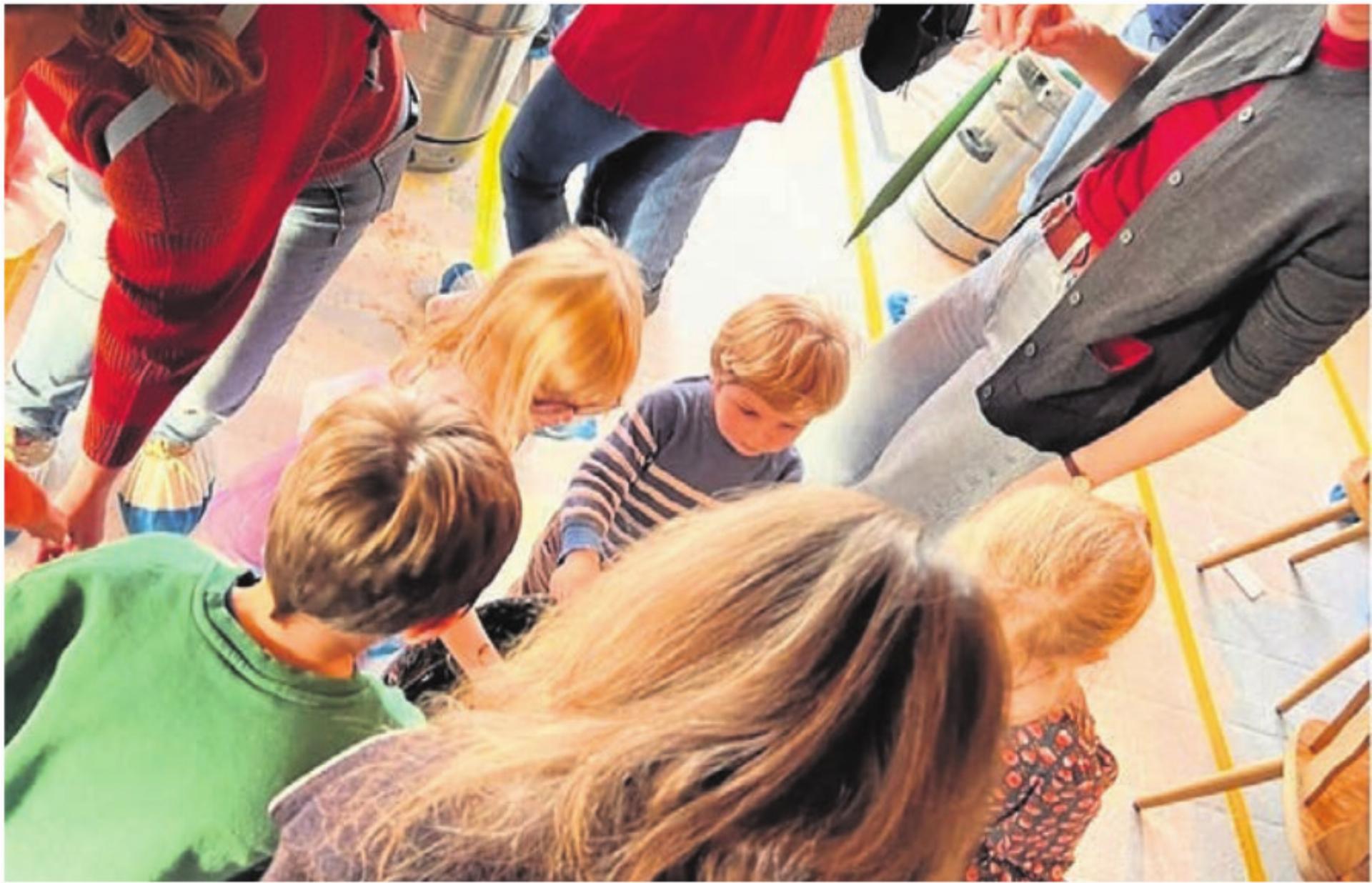 Gross und Klein kommt zum jährlichen Kerzenziehen nach Oberlunkhofen. Bild: zg - Das Bild wird blockiert. – Möglicherweise durch einen aktiven Adblocker.