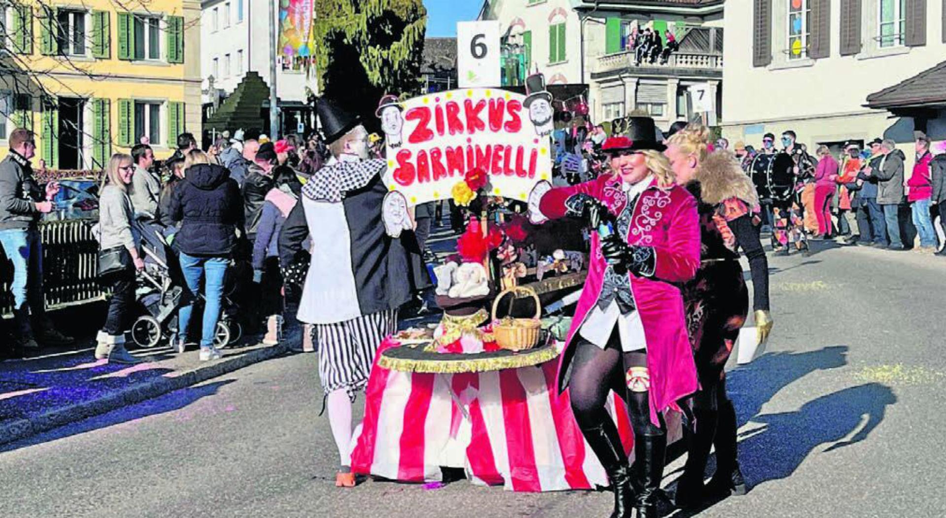 Den Zirkus Sarminelli gab es letztes Jahr am Sarmenstorfer Umzug. Und dieses Jahr als Bar auf dem Lindenplatz. Bilder: Archiv