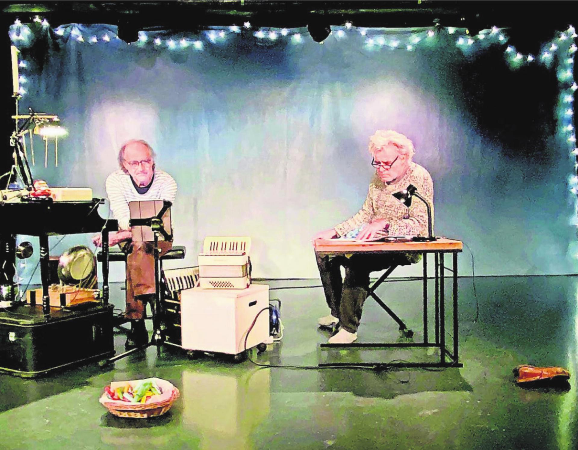 Jörg Bohn und Fredi Spreng verkürzen das Warten mit einer erlebnisreichen Reise.
Bild: Archiv/pd - Das Bild wird blockiert. – Möglicherweise durch einen aktiven Adblocker.