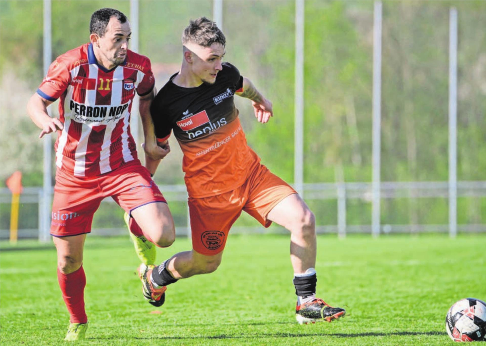 Nik Dubler (rechts) gegen Wellington vom FC Rotkreuz. Mit Schötz hat der Freiämter am Aufstieg in die Promotion League gekratzt. Für das Challenge-League-Kader des FC Aarau hat es trotzdem nicht gereicht. Bild: Freshfocus