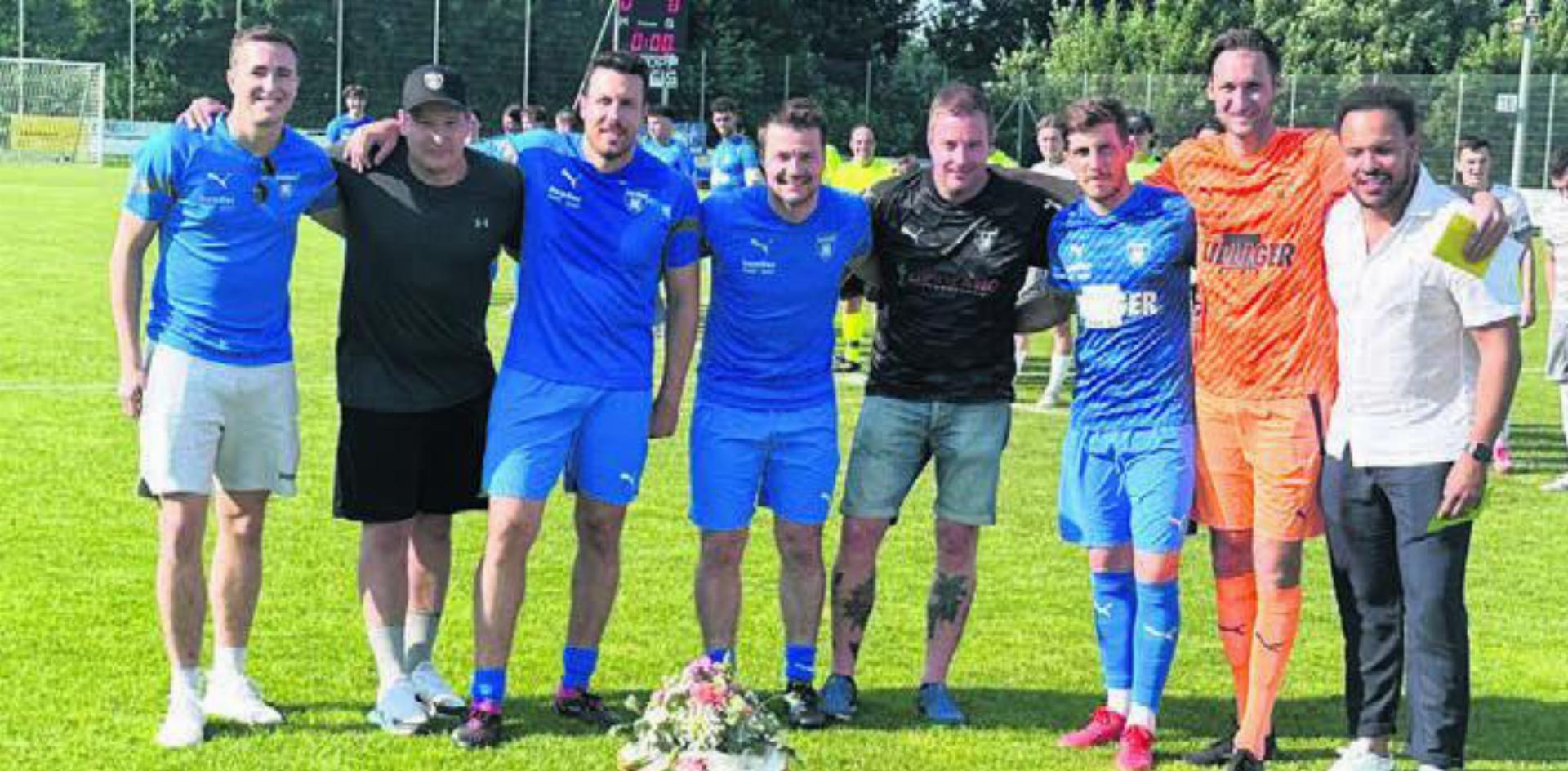 Sie verlassen den FC Sins (von links): Dario Inglin, Sven Feer, Loris Völker, Marc von Flüe, Dominik Müller, Michael Hohl, Marco Peterhans, Calderon Mavembo. Bild: zg