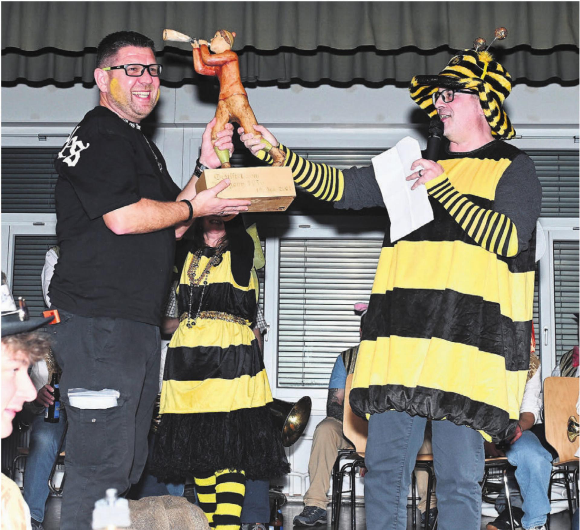 Der Chnebel ist übergeben: Markus Hunn, 1976er (links), und Roland Hoffmann, 1975er. Bild: Daniela Frutiger / freshfocus - Das Bild wird blockiert. – Möglicherweise durch einen aktiven Adblocker.