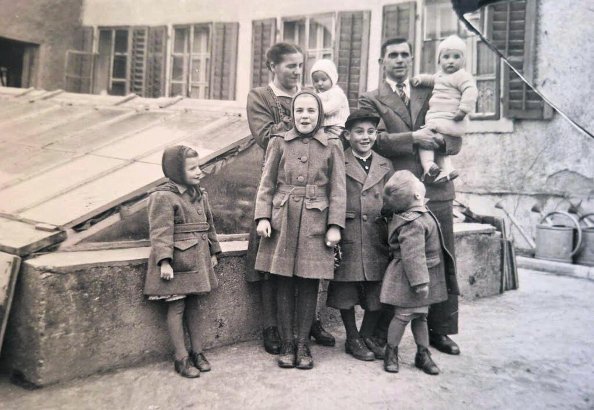 Firmengründer Emil Huber mit seiner Frau Anne und ihren sechs Kindern. Alle arbeiteten später im Familienbetrieb mit. Die Aufnahme stammt aus dem Jahr 1945. Bilder: zg - Das Bild wird blockiert. – Möglicherweise durch einen aktiven Adblocker.