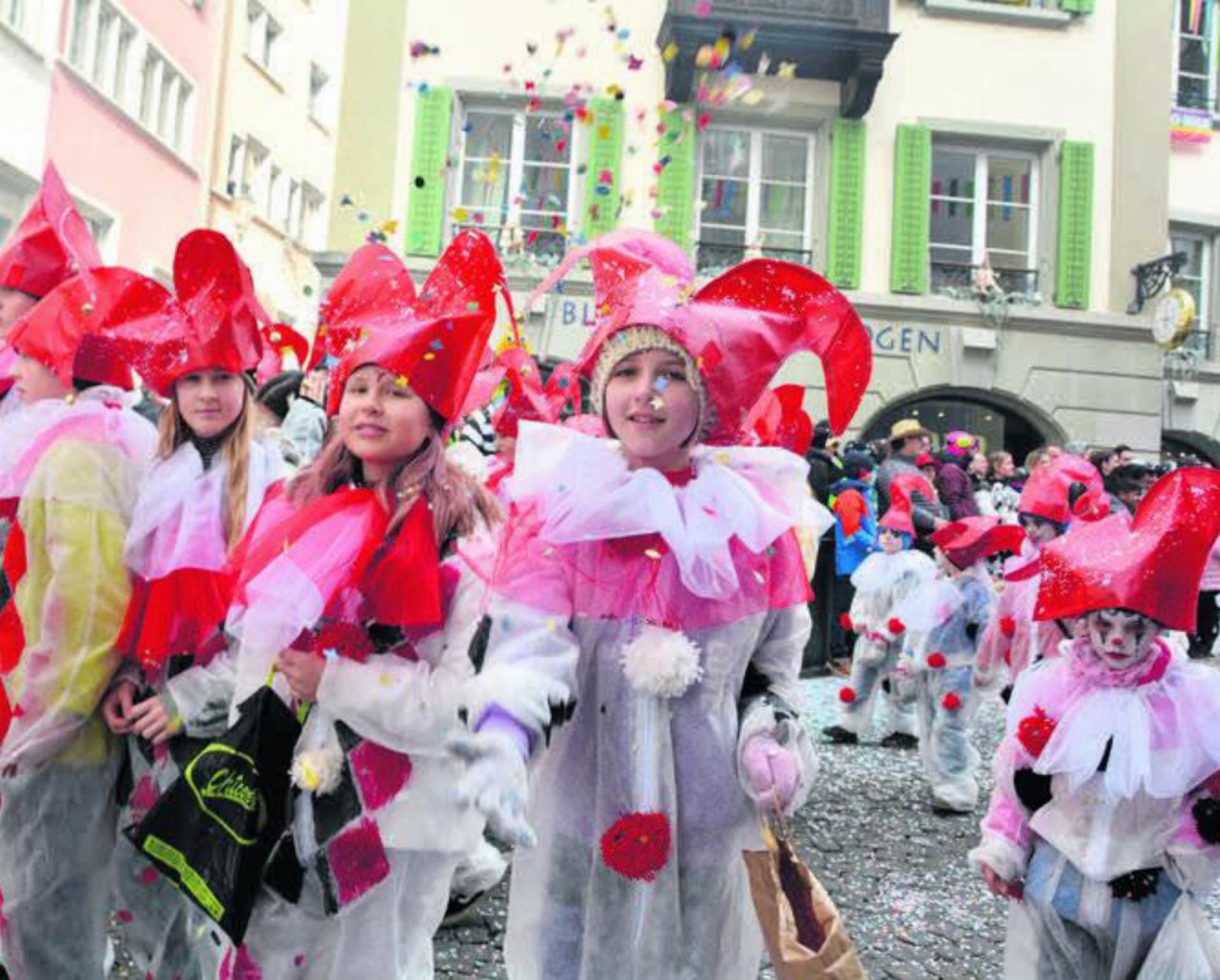 Am Umzug beteiligen sich auch Hunderte Schulkinder. Bild: Archiv