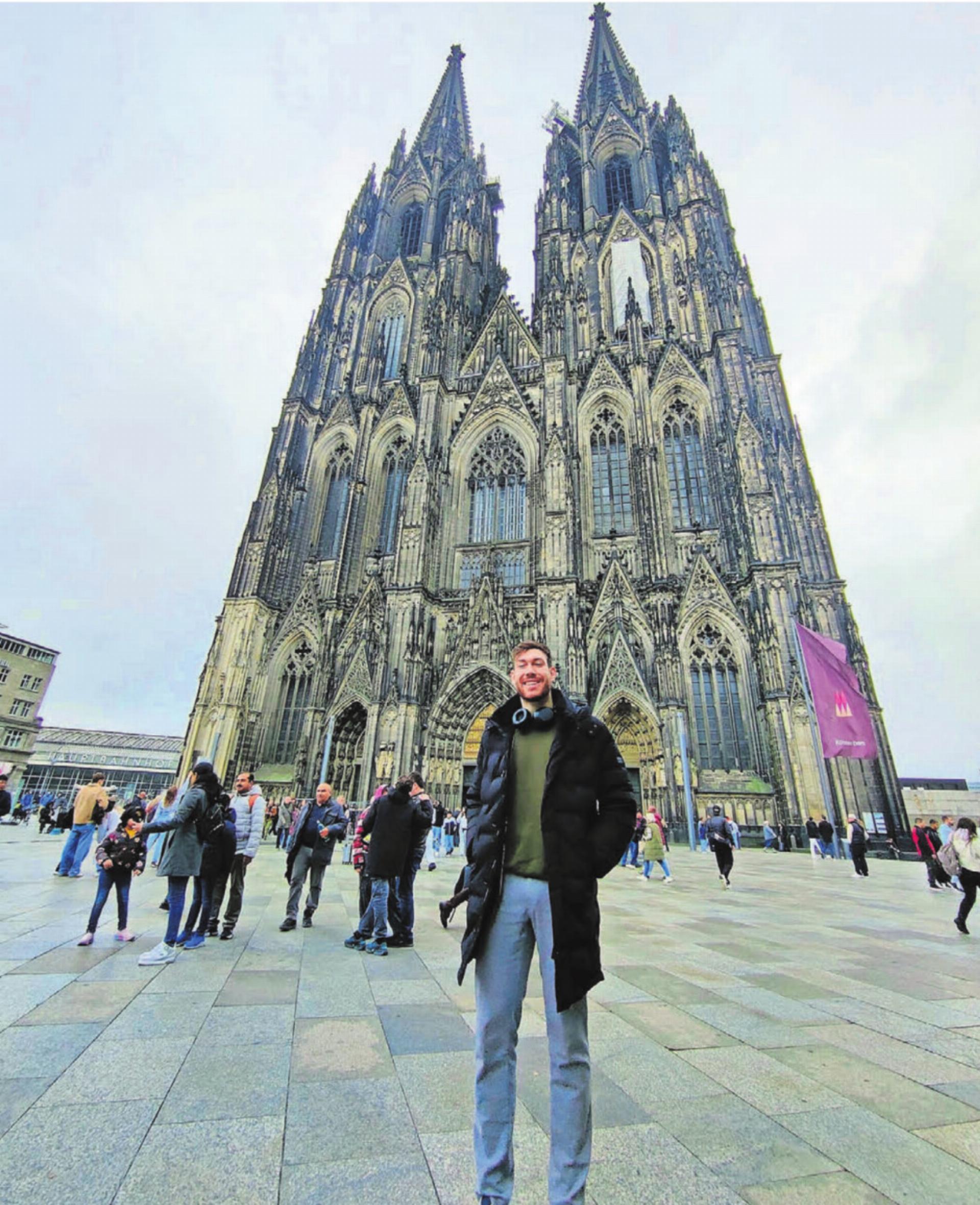 Für einmal ist Laurent Zoccoletti (2,03 m) nicht der Grösste. Der Freiämter vor dem Kölner Dom. Bild: zg - Das Bild wird blockiert. – Möglicherweise durch einen aktiven Adblocker.