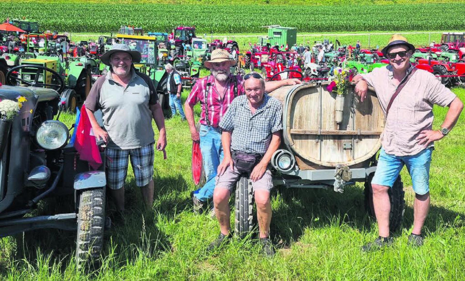 Zu ihrer Freundschaft als Motorradkollegen teilen sie auch die Liebe zu alten Fahrzeugen. Von links: Fredi Suter, Toni Saxer, vorne auf dem Rad Stefan Saxer und neben seinem Birchmeier Herbi Schmid aus Hägglingen. Bilder: Verena Anna Wigger