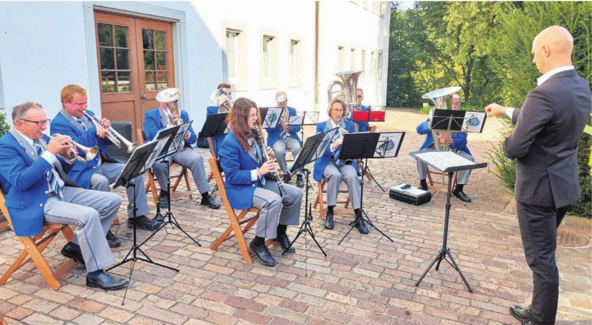 Unter ihrem neuen Dirigenten Sebastian Smolyn präsentiert die Musikgesellschaft Hermetschwil-Staffeln einen ansprechenden Musikmix für viele Geschmäcker. Bild: zg - Das Bild wird blockiert. – Möglicherweise durch einen aktiven Adblocker.
