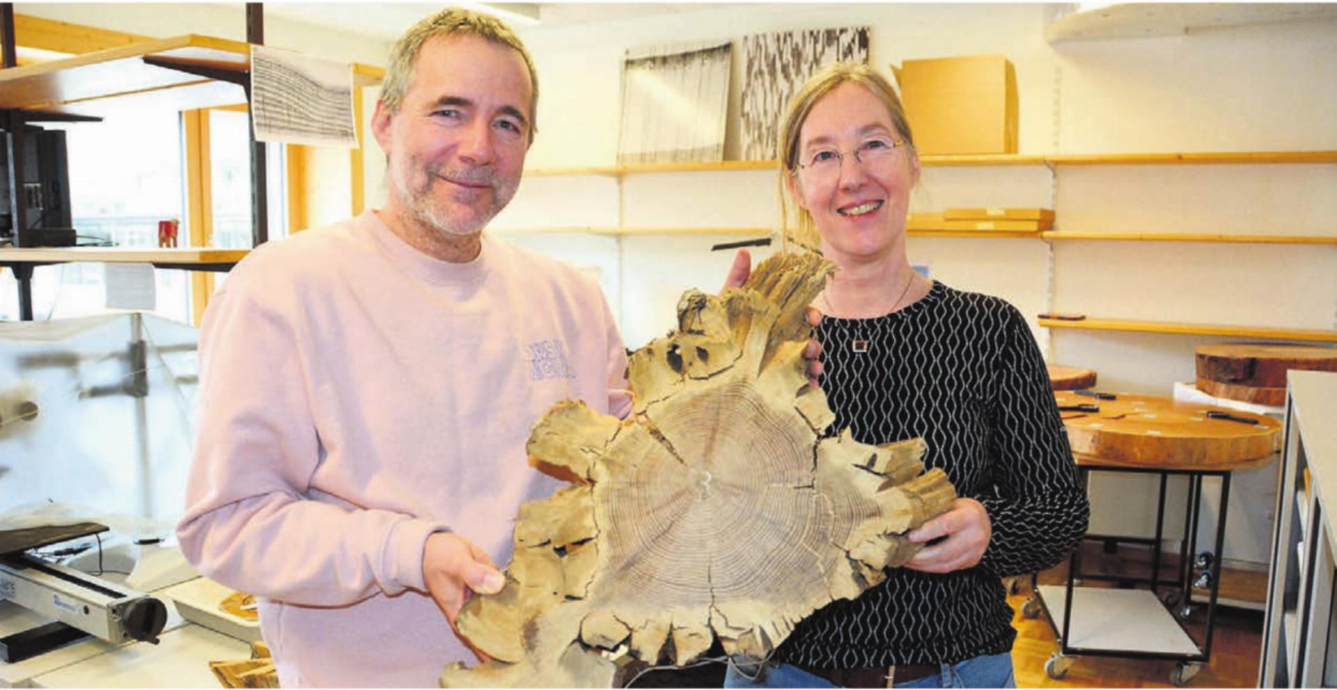 Daniel Nievergelt und Kerstin Treydte zeigen Baumquerschnitte, mit denen sie die Untersuchungen durchführen.
Bild: Roger Wetli - Das Bild wird blockiert. – Möglicherweise durch einen aktiven Adblocker.