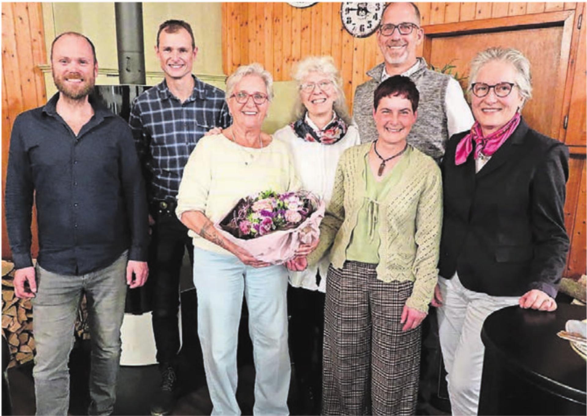 Der Vorstand (von links): Philipp Scherer (Chorleiter), Claudio Gabriel (Präses), die Jubilarin Lisebeth Huber (Präsidentin), Maya Leuthold (Noten), Christoph Peter (Werbung und Sponsoring), Sabina Gasser (Kasse) und Janique Allemann (Aktuarin). Bild: zg - Das Bild wird blockiert. – Möglicherweise durch einen aktiven Adblocker.