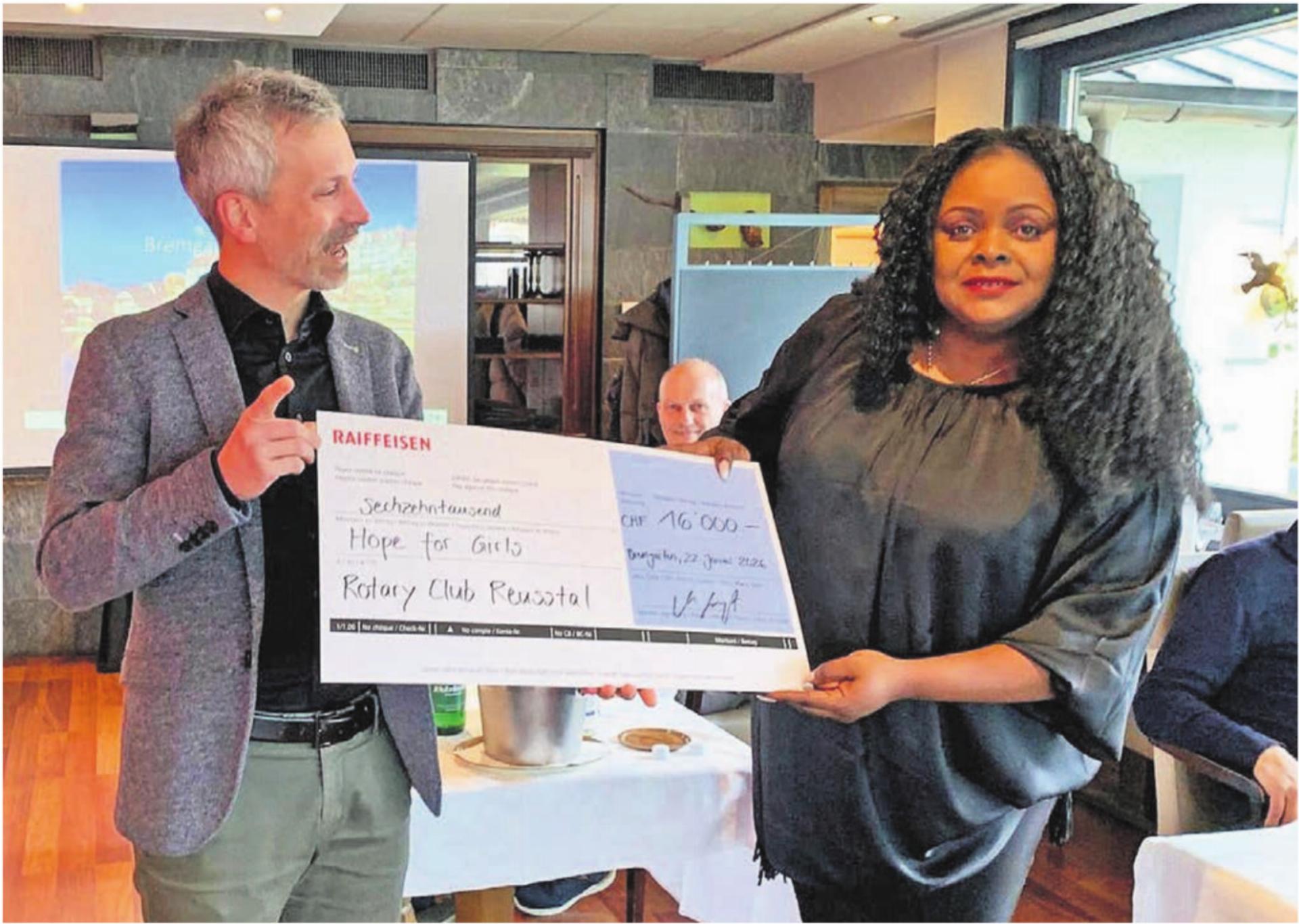 Die Scheckübergabe durch Präsident Matthias Angst sorgte bei Claudia Masika für feuchte Augen. Der grosszügige Betrag reicht aus, um den Betrieb ihrer Schule ein ganzes Jahr sicherzustellen. Bilder: zg - Das Bild wird blockiert. – Möglicherweise durch einen aktiven Adblocker.