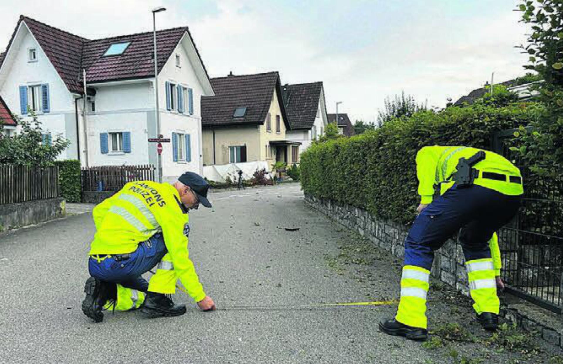 Der Mercedes kam von der Strasse ab und prallte in das Haus (Bildmitte).