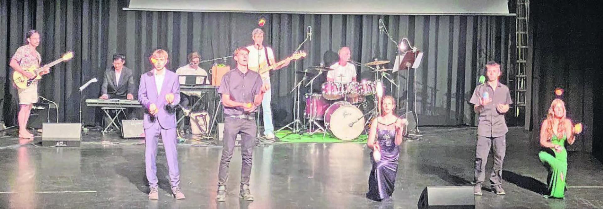 Zum Auftakt stellten die Schülerinnen und Schüler, begleitet von der Lehrerband, ihre Talente zur Schau. Bild: ssr