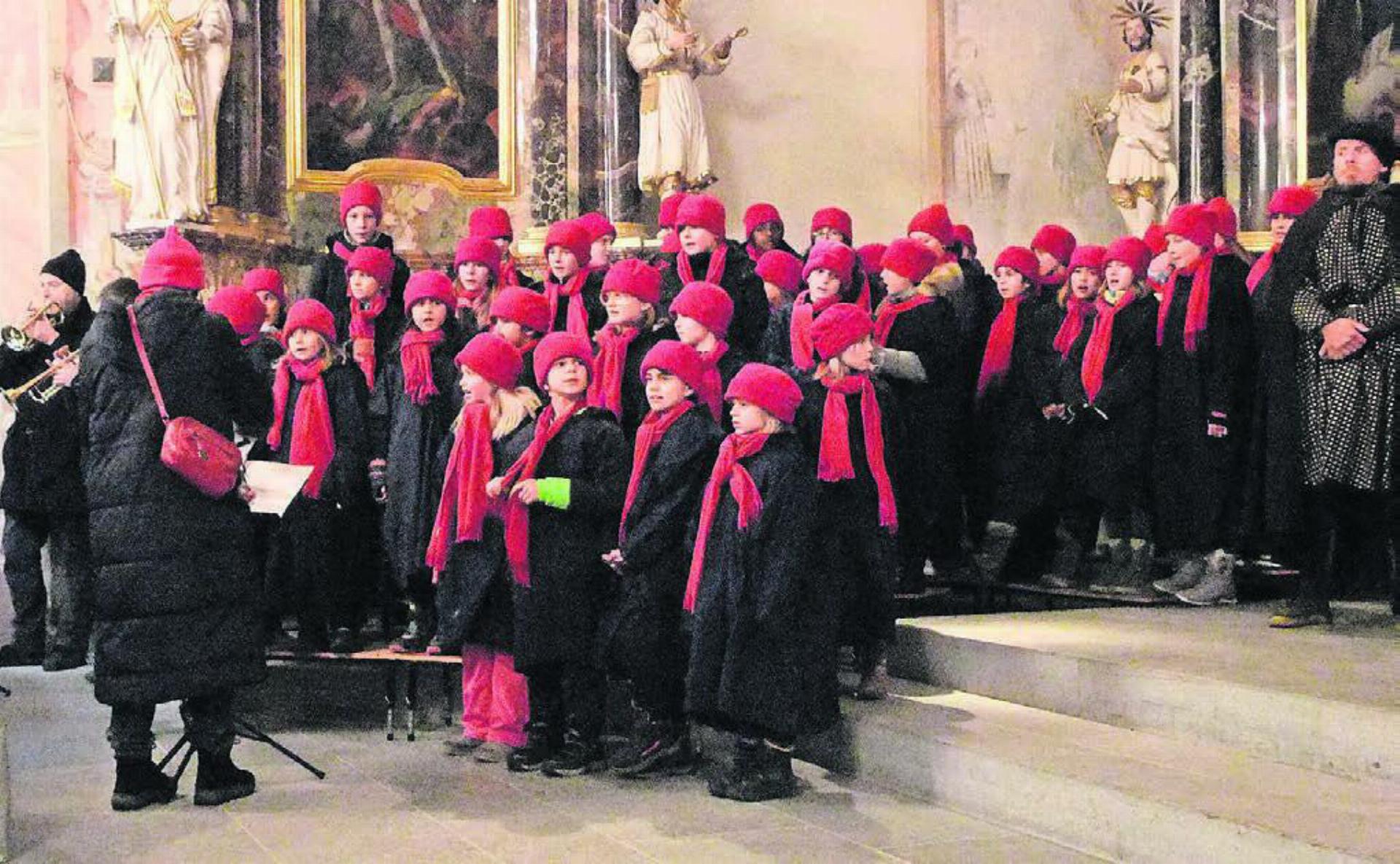 Die Umesinger-Kinder sangen auch in der voll besetzten Kirche in schönster Weise. Bilder: Bernadette Oswald