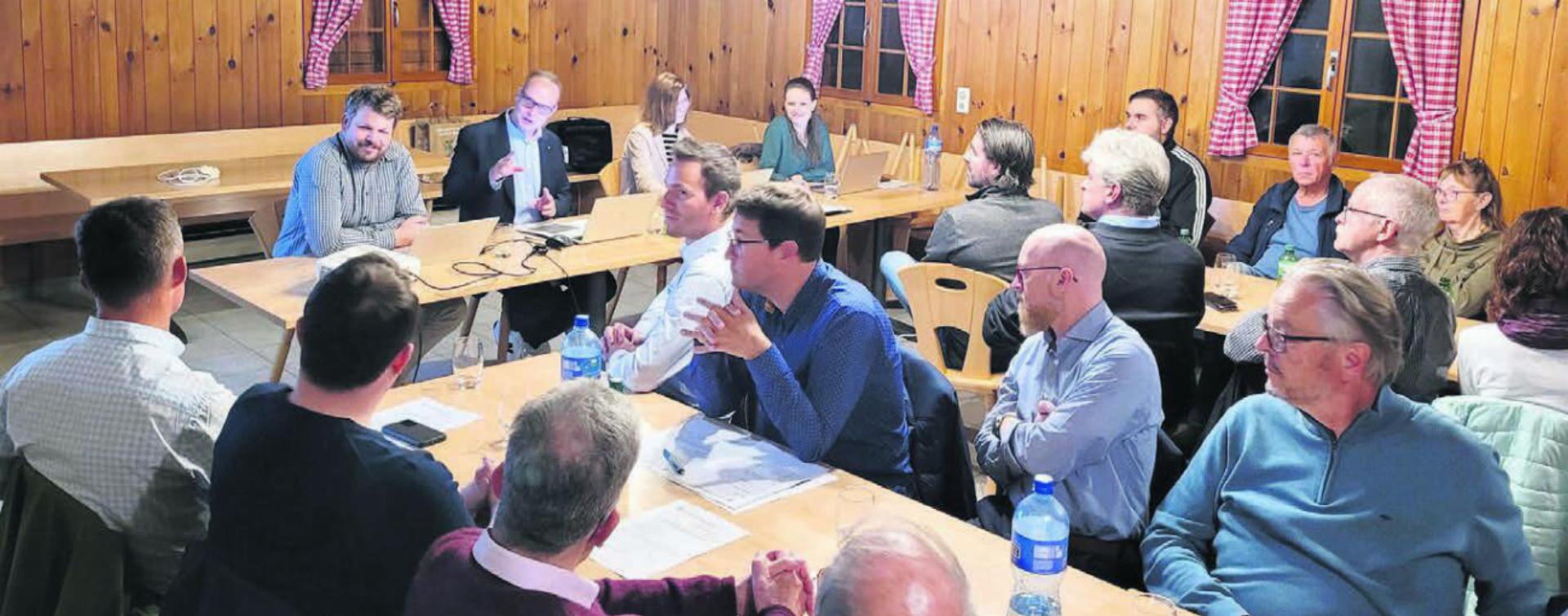 Nach 36 Jahren tagte der Verband der Gemeindeschreiberinnen und Gemeindeschreiber Bezirk Bremgarten erstmals wieder in Uezwil. Im gemütlichen Forsthaus wurden erst die geschäftlichen Traktanden abgehandelt und dann ein feines Znacht genossen. Bilder: Chregi Hansen