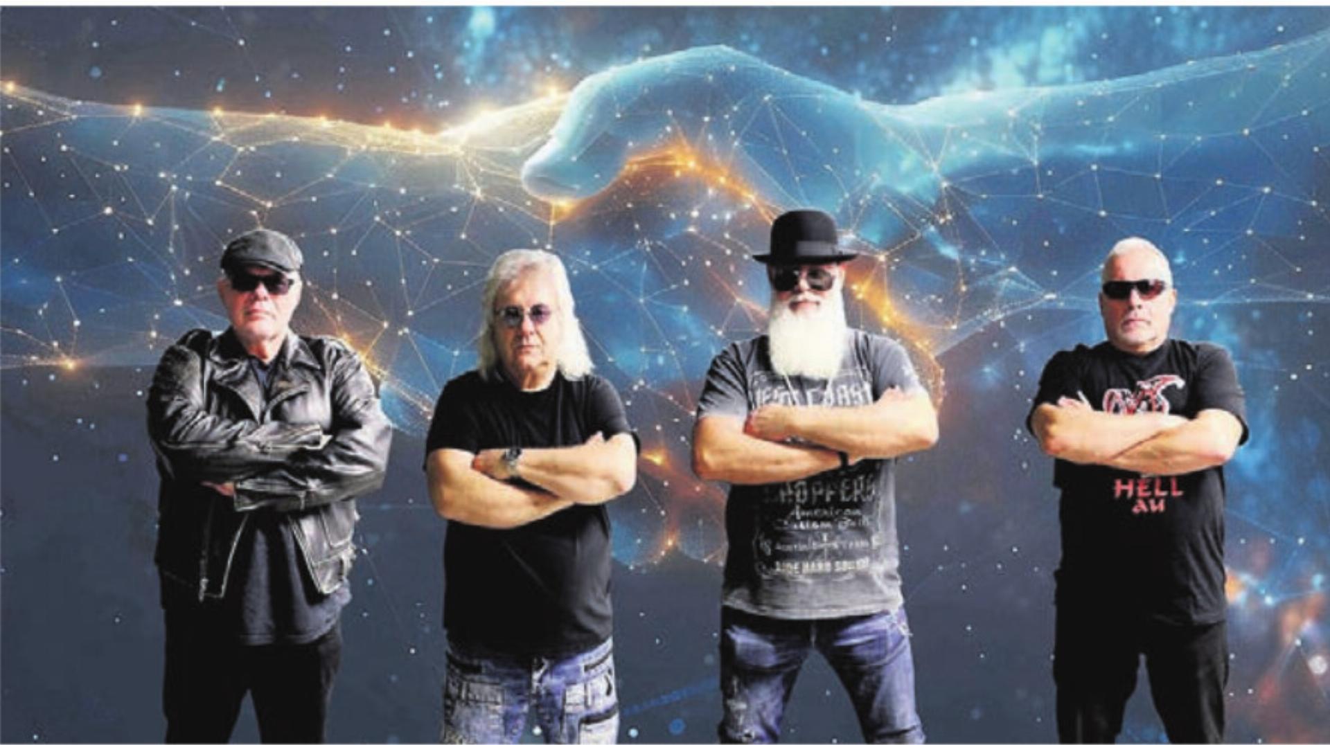 Der Händedruck soll die «enge Verbindung der Menschen in der ganzen Welt» symbolisieren. Vor dem Cover-Bild des Albums «The Hope», von links: Adi Baba (Keyboarder), Carlo Gartenmann (Sänger und Gitarrist), Matt Mac Allan (Drummer), Rolf Preisig (Bassgitarrist). Bild: zg - Das Bild wird blockiert. – Möglicherweise durch einen aktiven Adblocker.