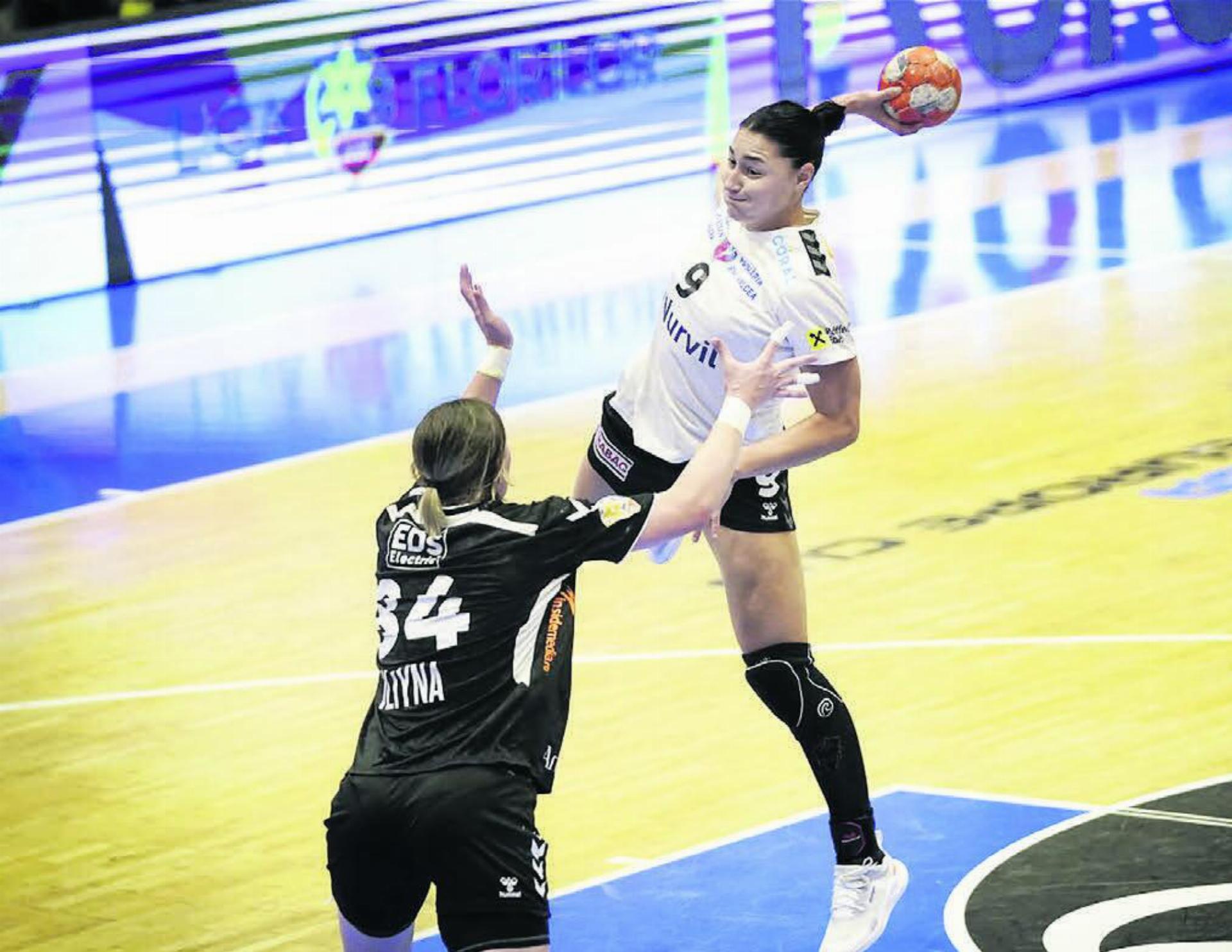 Daphne Gautschi (rechts) spielt in Rumänien bei SCM Râmnicu Vâlcea. Im Sommer geht sie zurück nach Frankreich. Bild: zg - Das Bild wird blockiert. – Möglicherweise durch einen aktiven Adblocker.