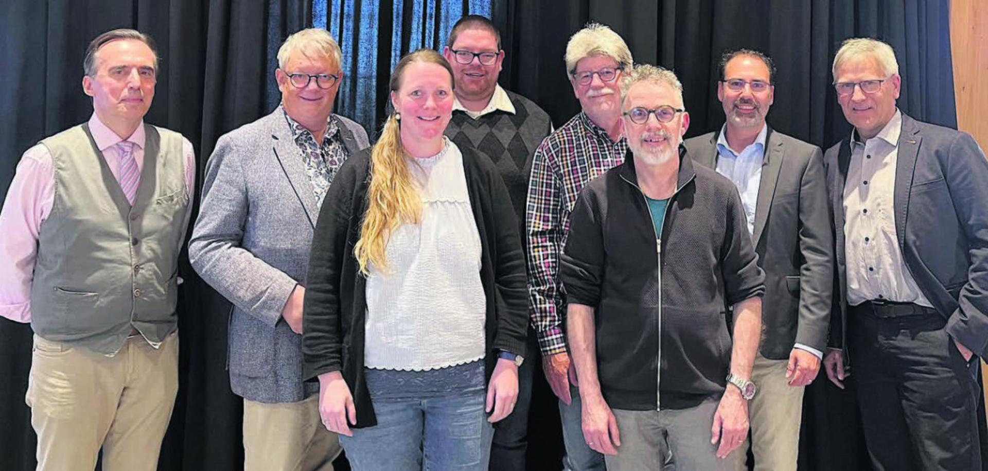 Geschäftsführer Salvatore Doki zusammen mit dem bestätigten Vorstand Christoph Käppeli, Cornelia Schüpbach, René Küng, Erwin Gerber, Martin Jirovec, Christian Wyss und Daniel Räber (von links). Bild: Walter Minder