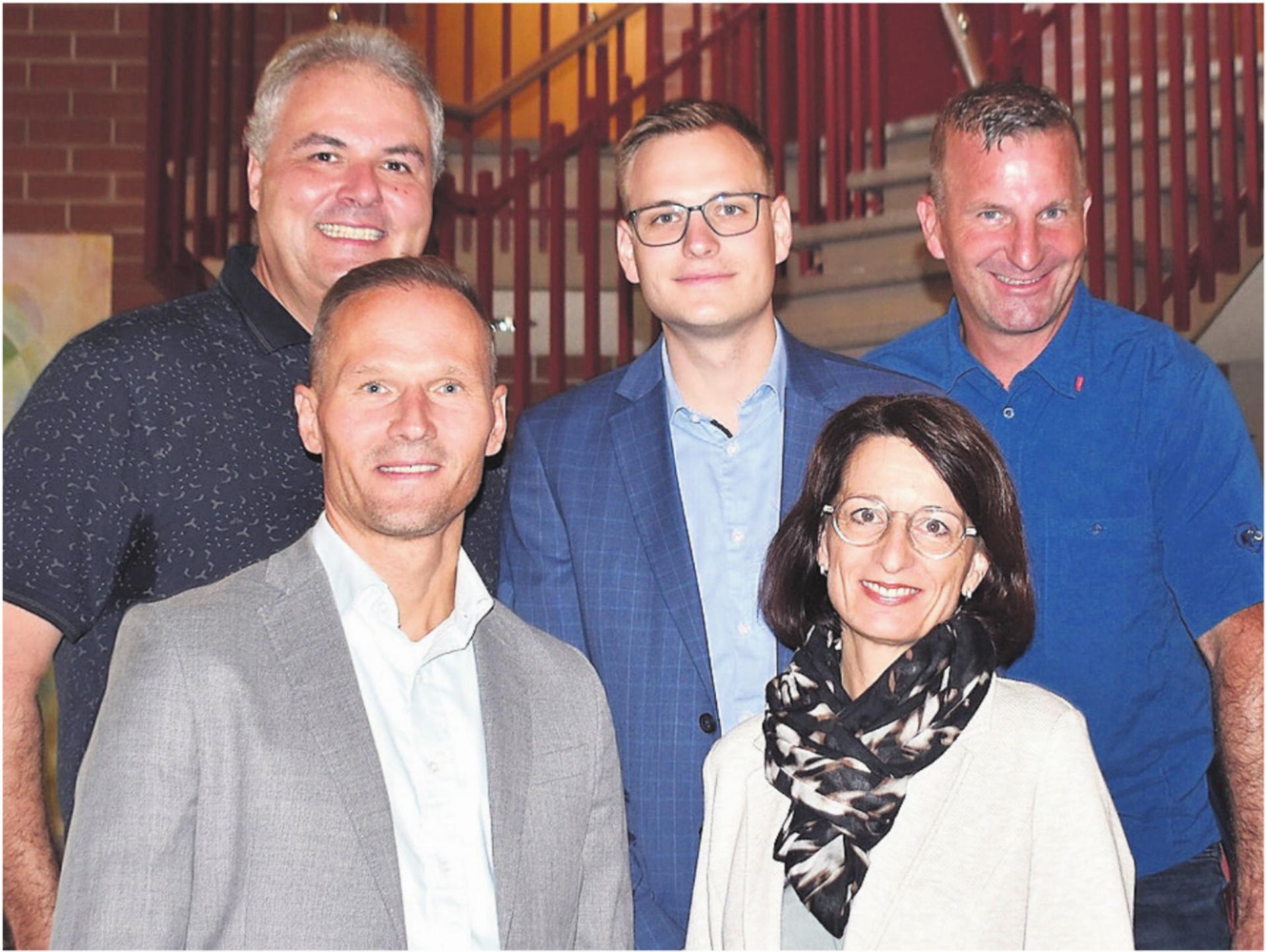 Sie stehen ab nächstem Jahr der Gemeinde vor: (vorne links) Patrick Stangl, Petra Oggenfuss, (hinten von links) Stefan Bieri, Yves Blülle und Roland Koller. Bild: Erika Obrist - Das Bild wird blockiert. – Möglicherweise durch einen aktiven Adblocker.