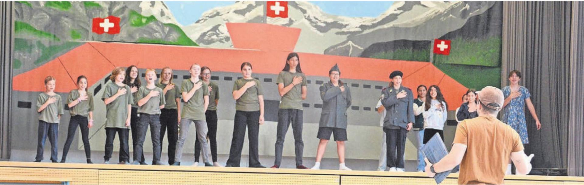 Regisseur Nico Reznar wünscht sich von den «Rekruten» mehr Pathos beim Singen der Nationalhymne. Es ist in diesem Stück eine andere als die offizielle. Bild: chh - Das Bild wird blockiert. – Möglicherweise durch einen aktiven Adblocker.