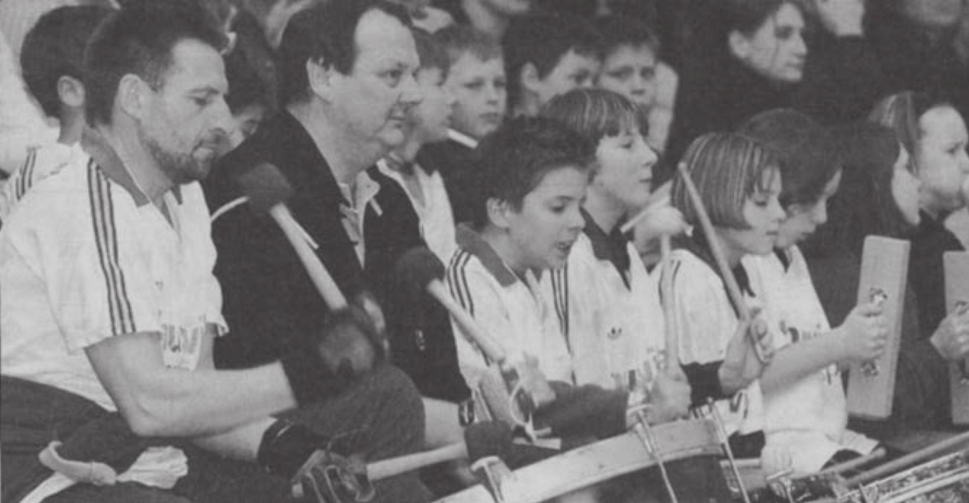 Sollen ihre Mannschaft im Spiel gegen Gossau zum Sieg trommeln: Die Fans des TV Muri.    Bild: Archiv - Das Bild wird blockiert. – Möglicherweise durch einen aktiven Adblocker.