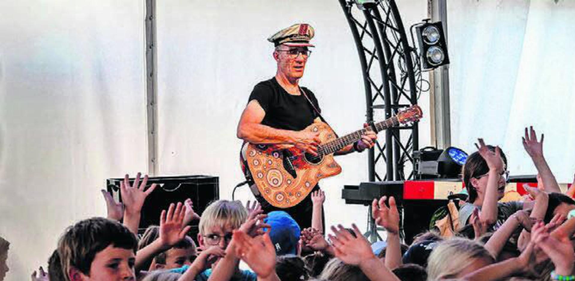 Der Kinderliedermacher und Musiker Andrew Bond gibt ein Konzert in Widen. Bild: Nathalie von Arx