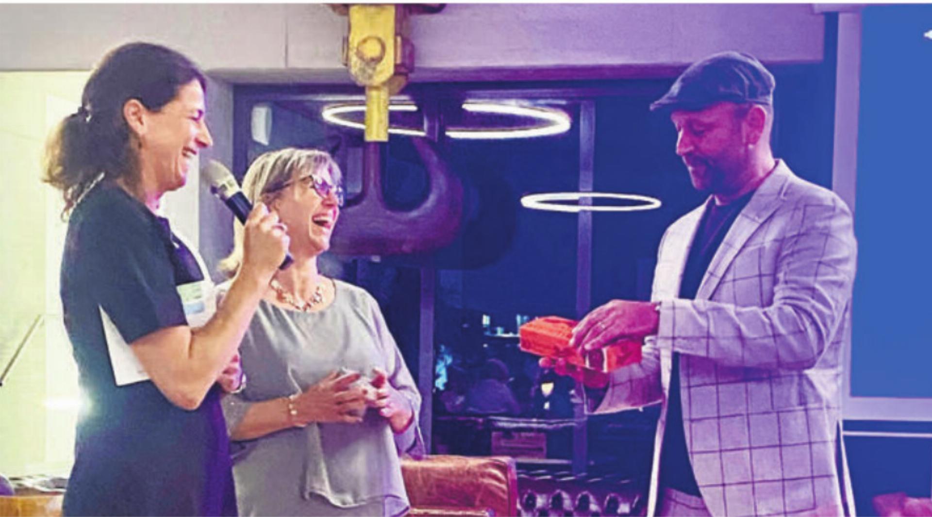 Die beiden Organisatorinnen Lidwina Weh (links) und Gabi Thiel mit dem Referenten Markus Kirnbauer. Bild: zg - Das Bild wird blockiert. – Möglicherweise durch einen aktiven Adblocker.