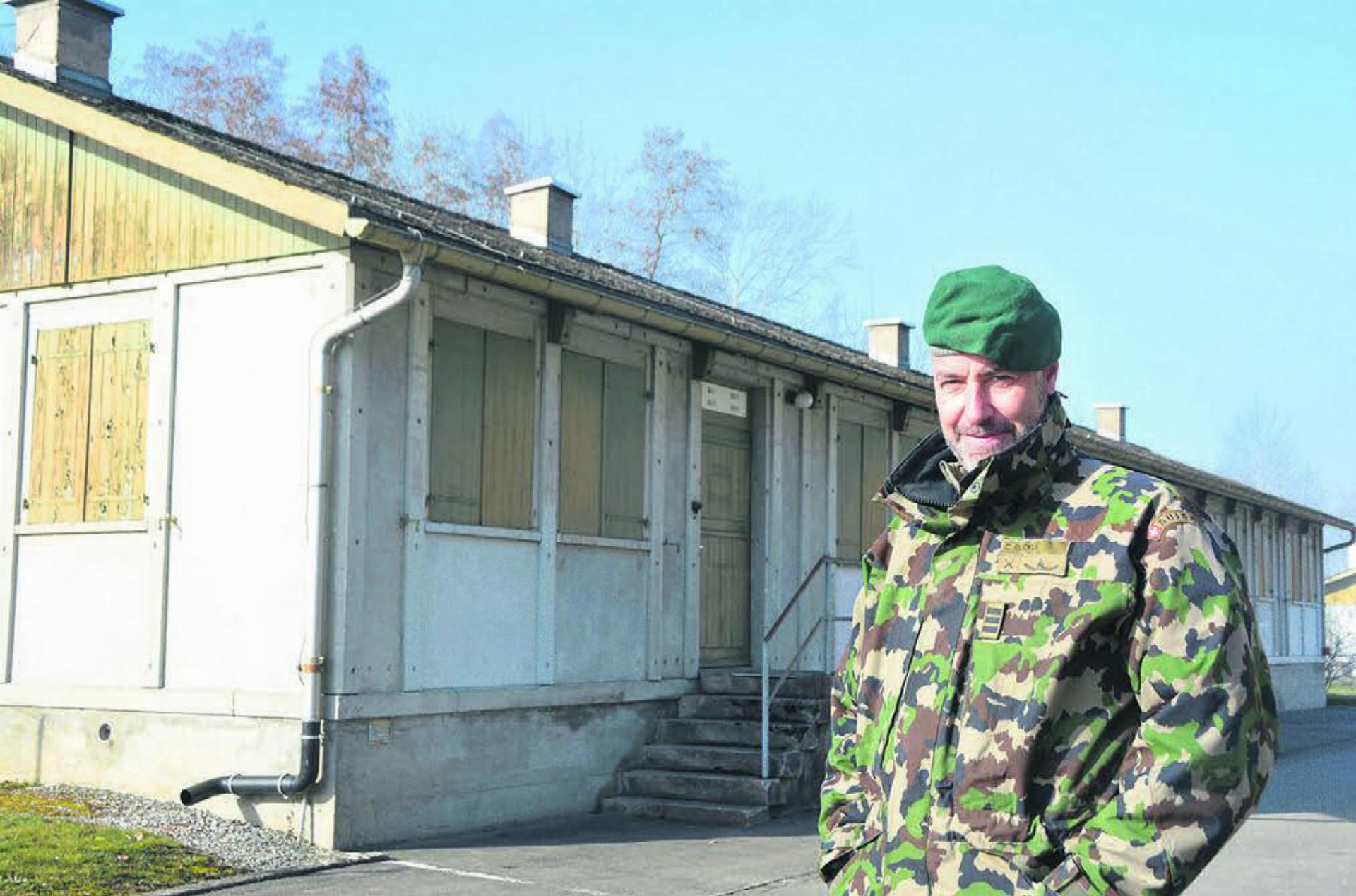 Oberst Cédric Ruckli zeigt das Gelände. Viele Gebäude werden bald verschwinden, stattdessen ist ein Neubau geplant.