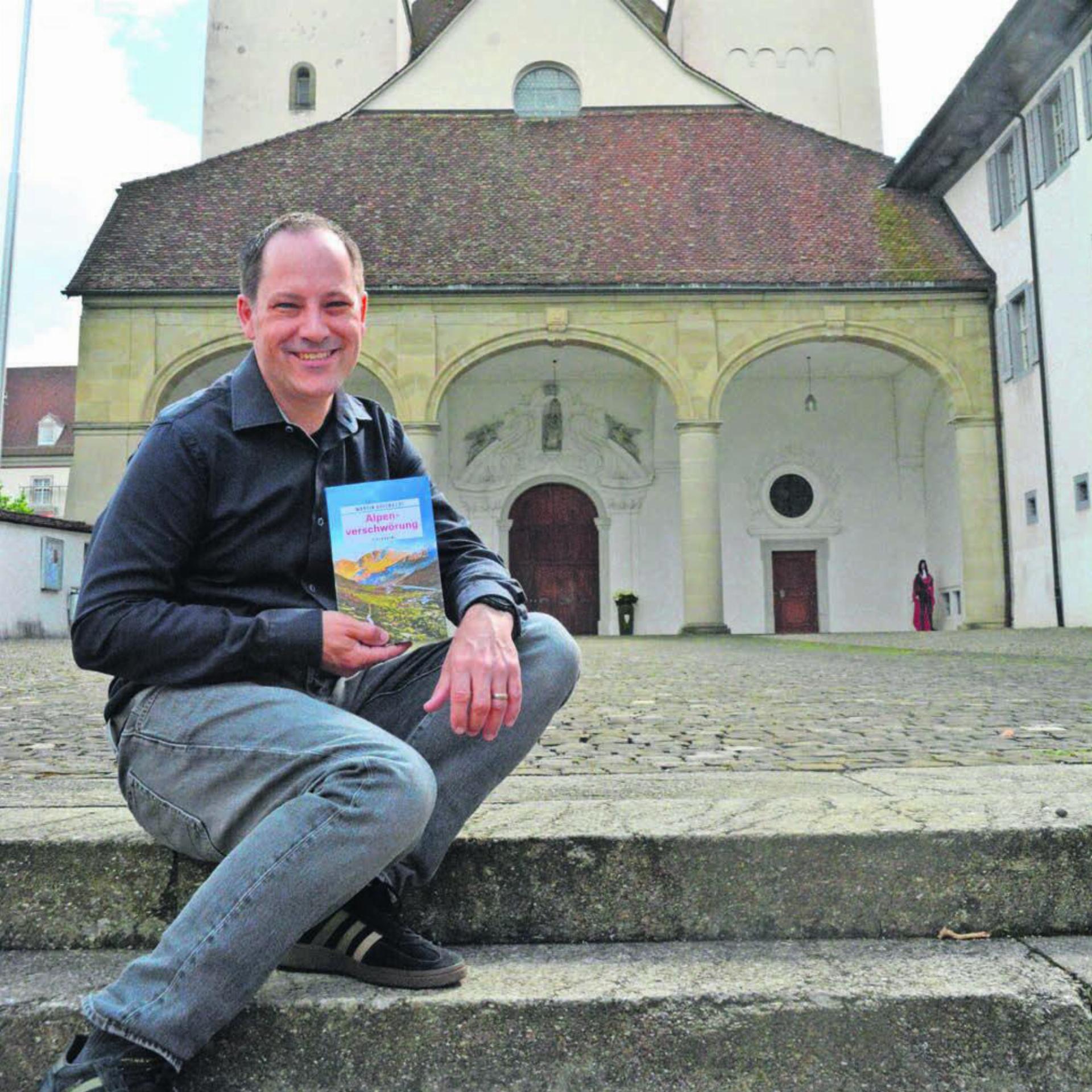 Martin Rüfenacht zeigt sein neustes Werk. Diesmal spielen Muri, das Kloster und dessen Geschichte gewichtige Rollen. Und natürlich gehören auch Todesfälle dazu. Bild: Annemarie Keusch