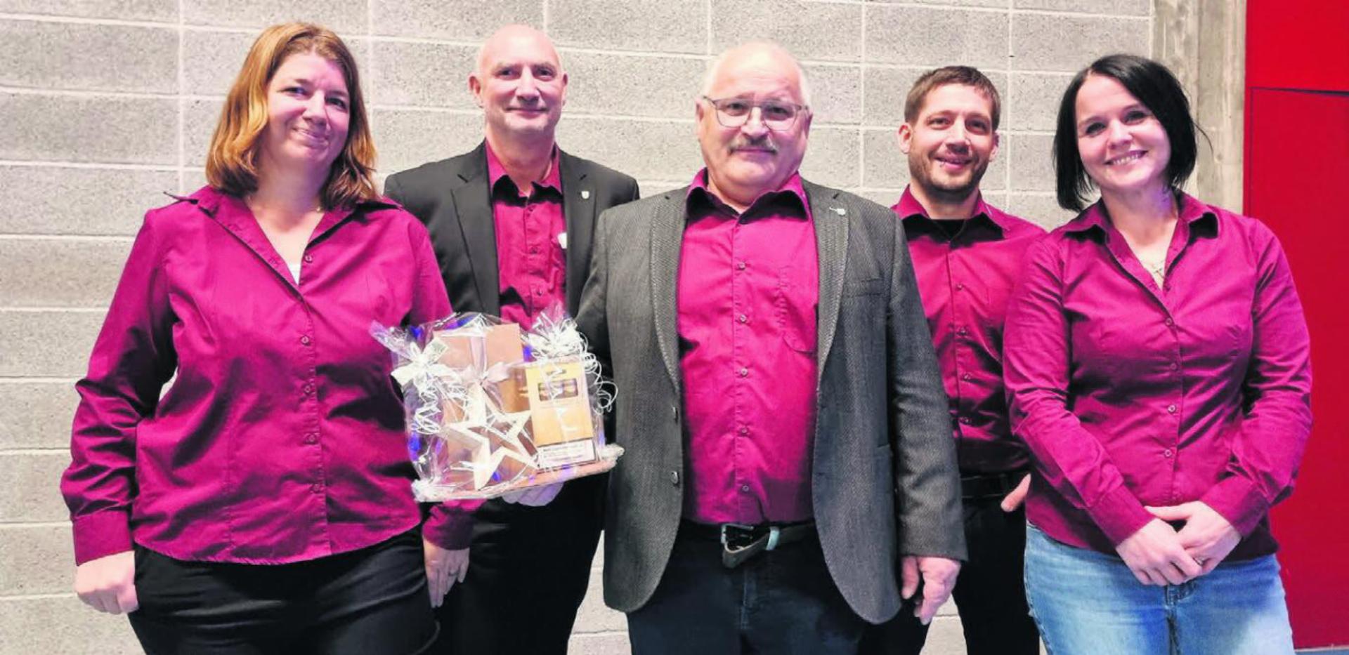 Der Gemeinderat von Bettwil verabschiedete Gemeindeammann Peter Keusch, Mitte und bedankte sich für seinen Einsatz. Von links: Dominique Hoffmann, Michel Greber, Peter Keuch, Kurt Nussbaumer, Claudia Gauch. Bild: Verena Anna Wigger - Das Bild wird blockiert. – Möglicherweise durch einen aktiven Adblocker.