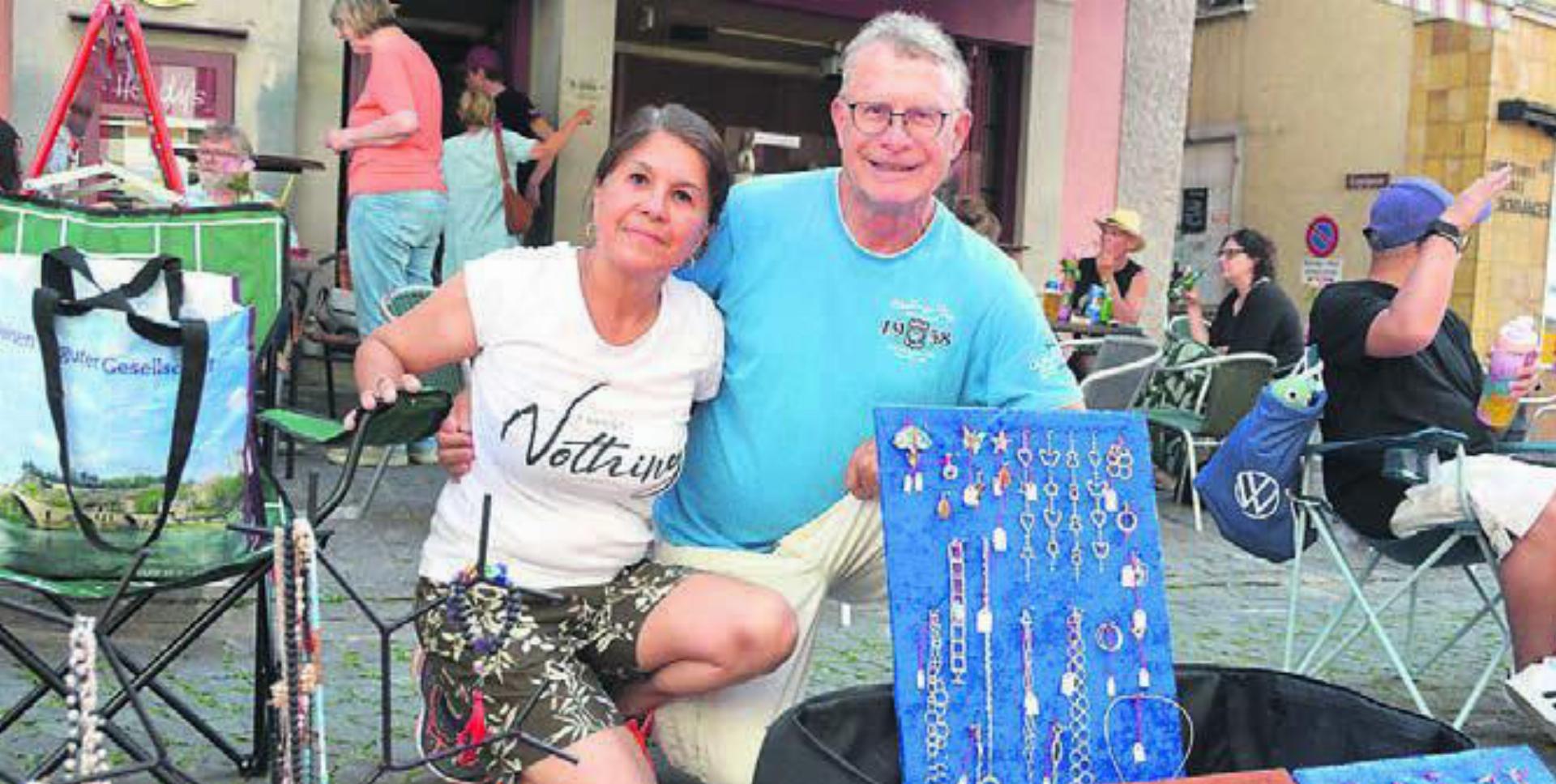 Graciela und Werner Nussbaumer aus Widen nutzten den Koffer-Flohmarkt, um selbst gemachten Schmuck aus der mexikanischen Stadt Taxco zu verkaufen. Bild: rwi