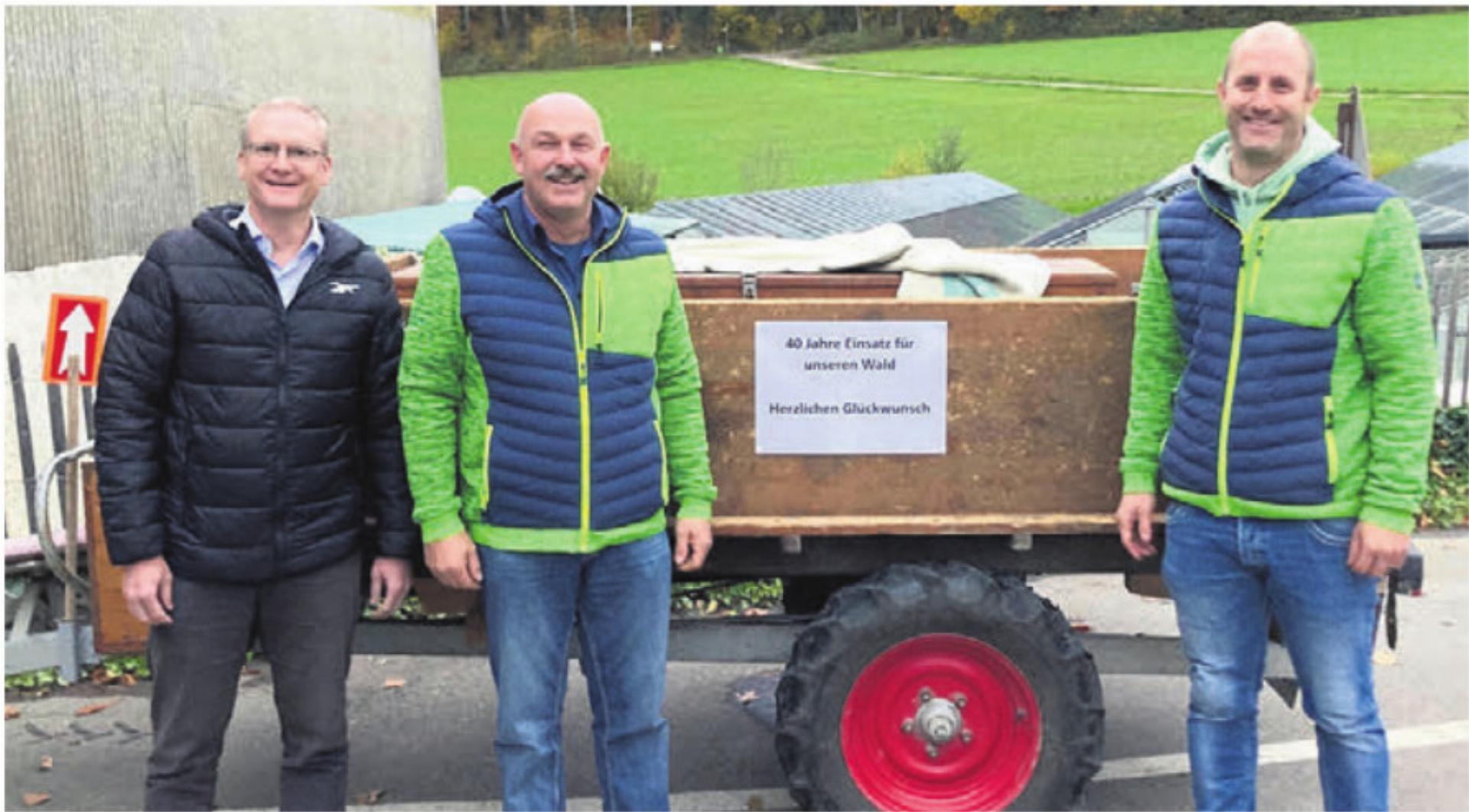 Aussergewöhnliche Identifikation: Vizeammann Bernhard Wespi (links) und Betriebsleiter Matthias Bruder (rechts) gratulieren Jubilar Johann Neuhaus. Bild: gk - Das Bild wird blockiert. – Möglicherweise durch einen aktiven Adblocker.
