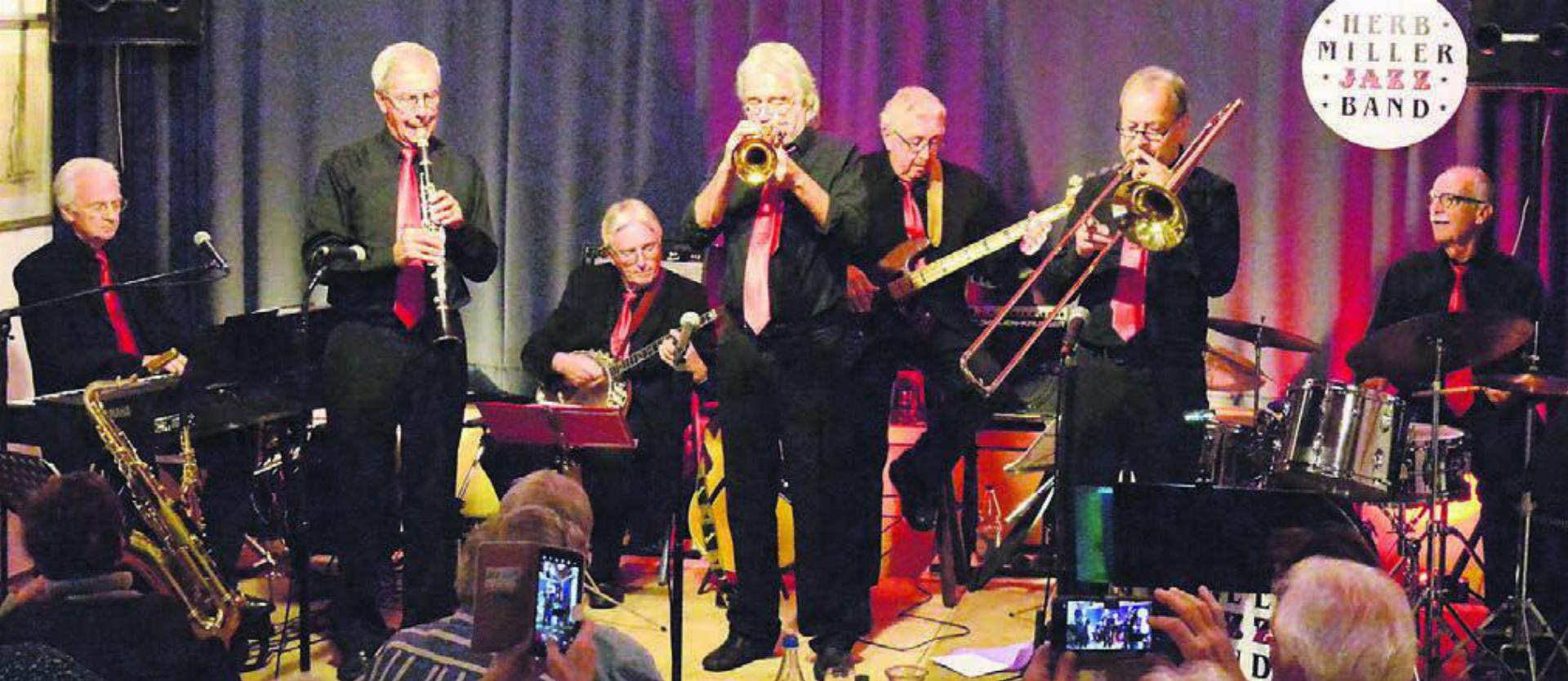 Die Herb Miller Jazz Band in Aktion mit (von links): Herb Müller, Ruedi von Arx, Heinz Gysin, Markus Hächler, Rolf Eichenberger, Rolf Treichler, Daniel Hofmann. Bild zg