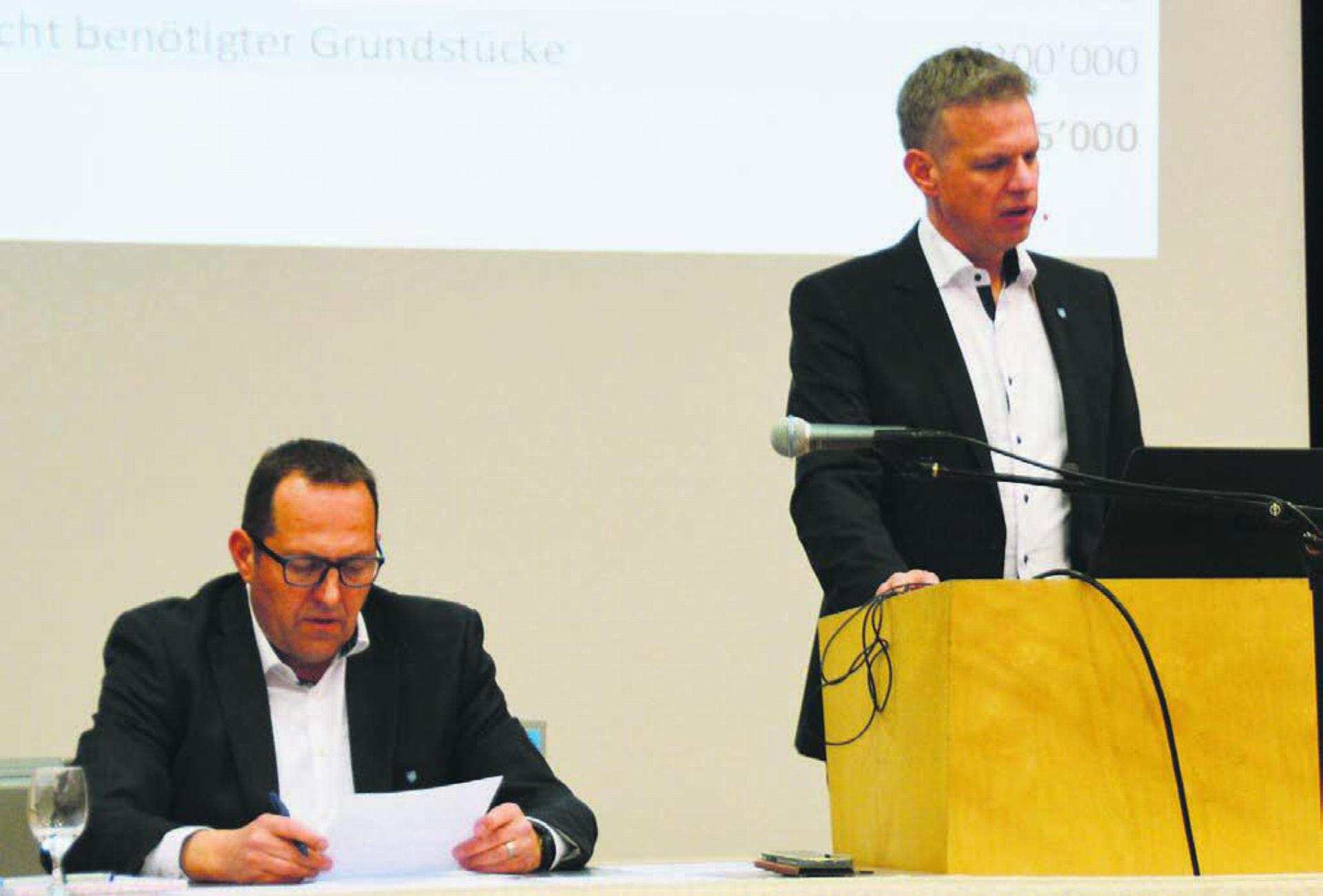 Ammann Simon Zubler (rechts) zeigte auf, welche Investitionen anstehen. Links Gemeindeschreiber Frank Koch. Bild: Annemarie Keusch