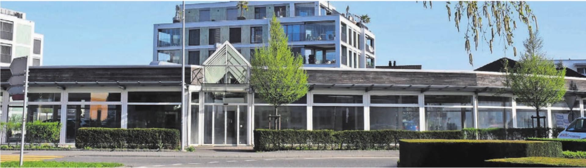 Die Firma Dosenbach Ochsner AG Schuhe und Sport wird im kommenden Herbst definitiv ins ehemalige Azag-Gebäude einziehen. Bild: dm - Das Bild wird blockiert. – Möglicherweise durch einen aktiven Adblocker.