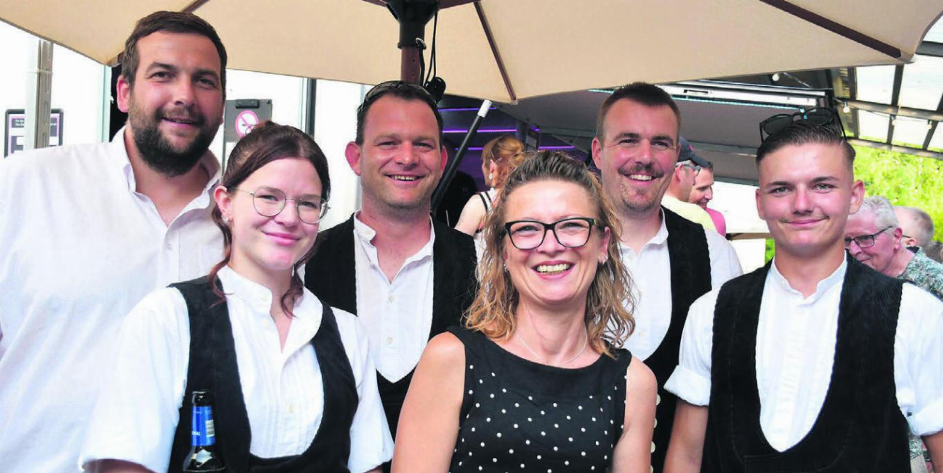 Lina Dürrenmatt, vordere Reihe, links, und Jan-Luca Neiger, vorne rechts, werden von Familien und Lehrbetrieb Wyli Holz gefeiert. Bilder: Verena Anna Wigger