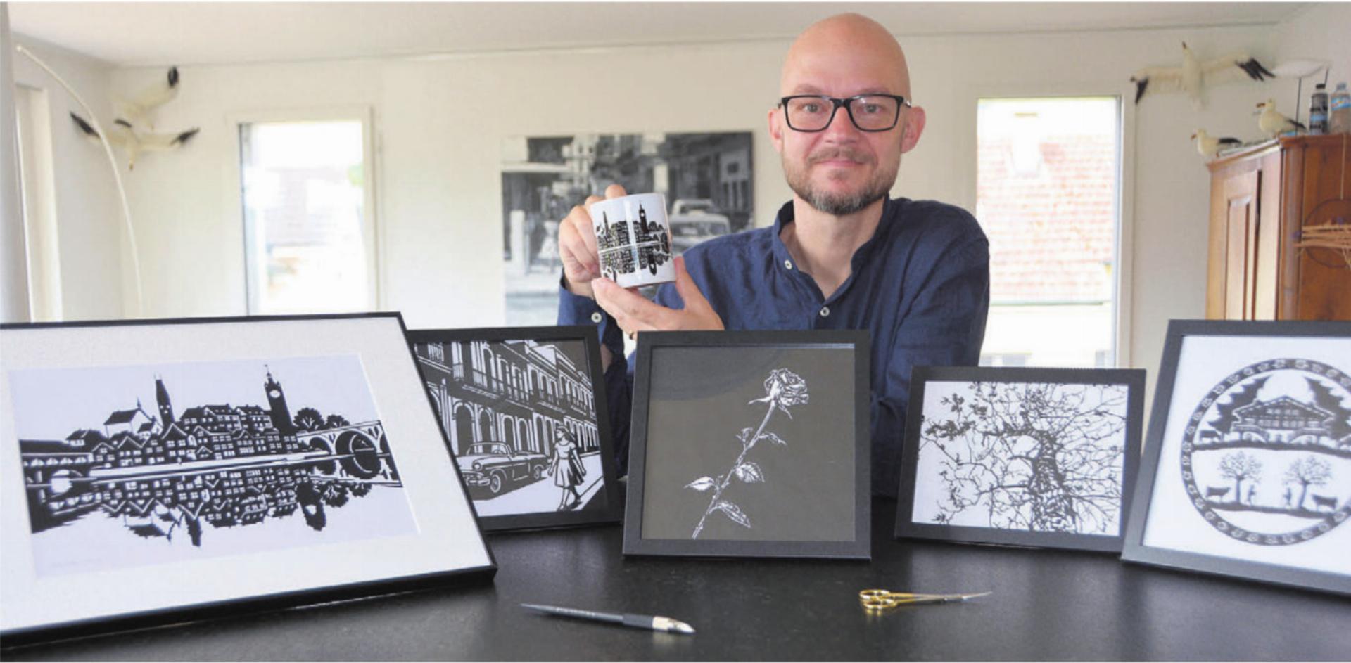 Scherenschnitt ist Markus Eichhorns Leidenschaft. Sein Werk der Bremgarter Skyline bedeutet ihm viel – auch auf Tassen ist es gedruckt. Bild: Sabrina Salm - Das Bild wird blockiert. – Möglicherweise durch einen aktiven Adblocker.