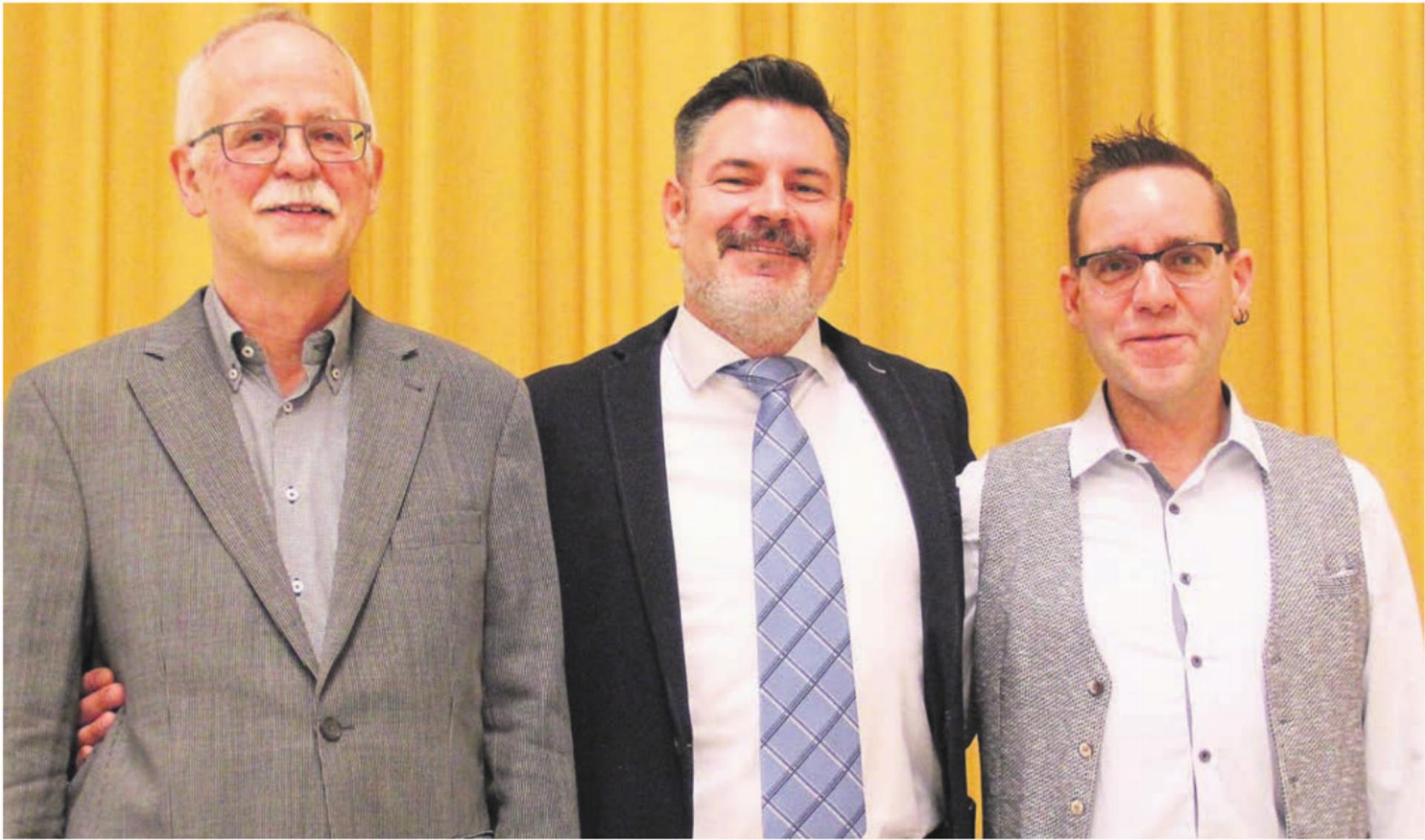 Gemeindeammann Thomas Widmer (Mitte) musste an der «Gmeind» seine Ratskollegen Christian Vogel (rechts) und – nach 41 Jahren im Amt – Gemeindeschreiber Rolf Meier verabschieden. Bilder: Patrick Fischer